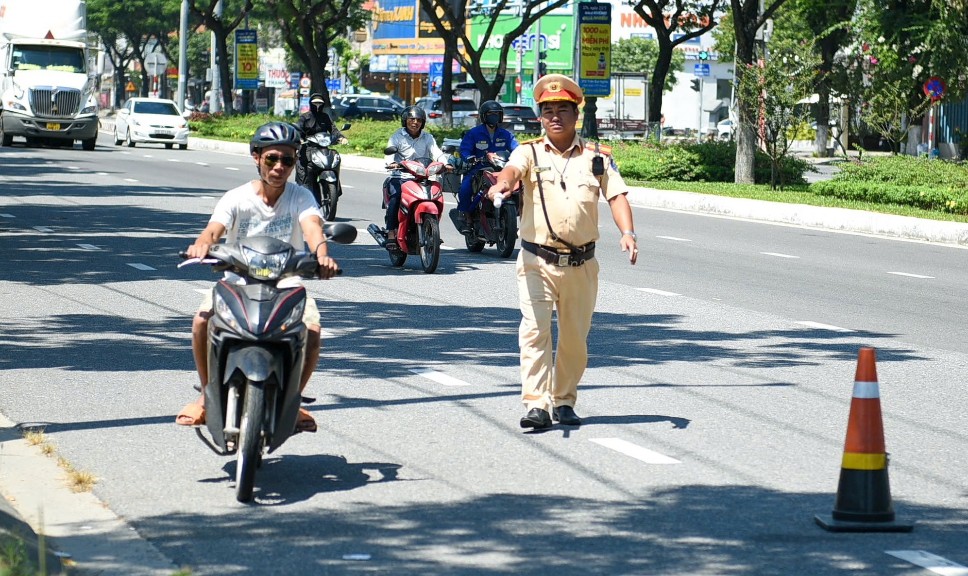 Đ&agrave; Nẵng trao tặng mũ bảo hiểm đạt chuẩn cho người d&acirc;n với gi&aacute; trị 1 , 1 tỷ đồng - Ảnh 3.