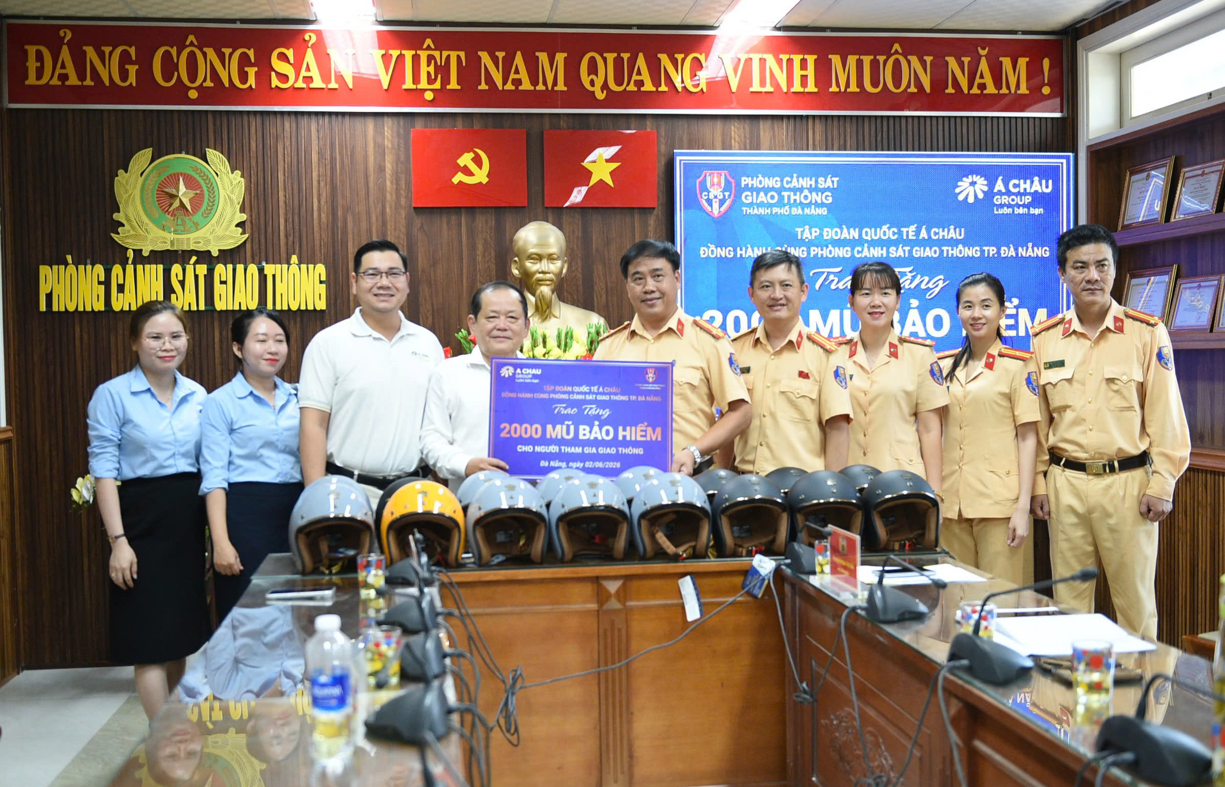 Đ&agrave; Nẵng trao tặng mũ bảo hiểm đạt chuẩn cho người d&acirc;n với gi&aacute; trị 1 , 1 tỷ đồng - Ảnh 2.