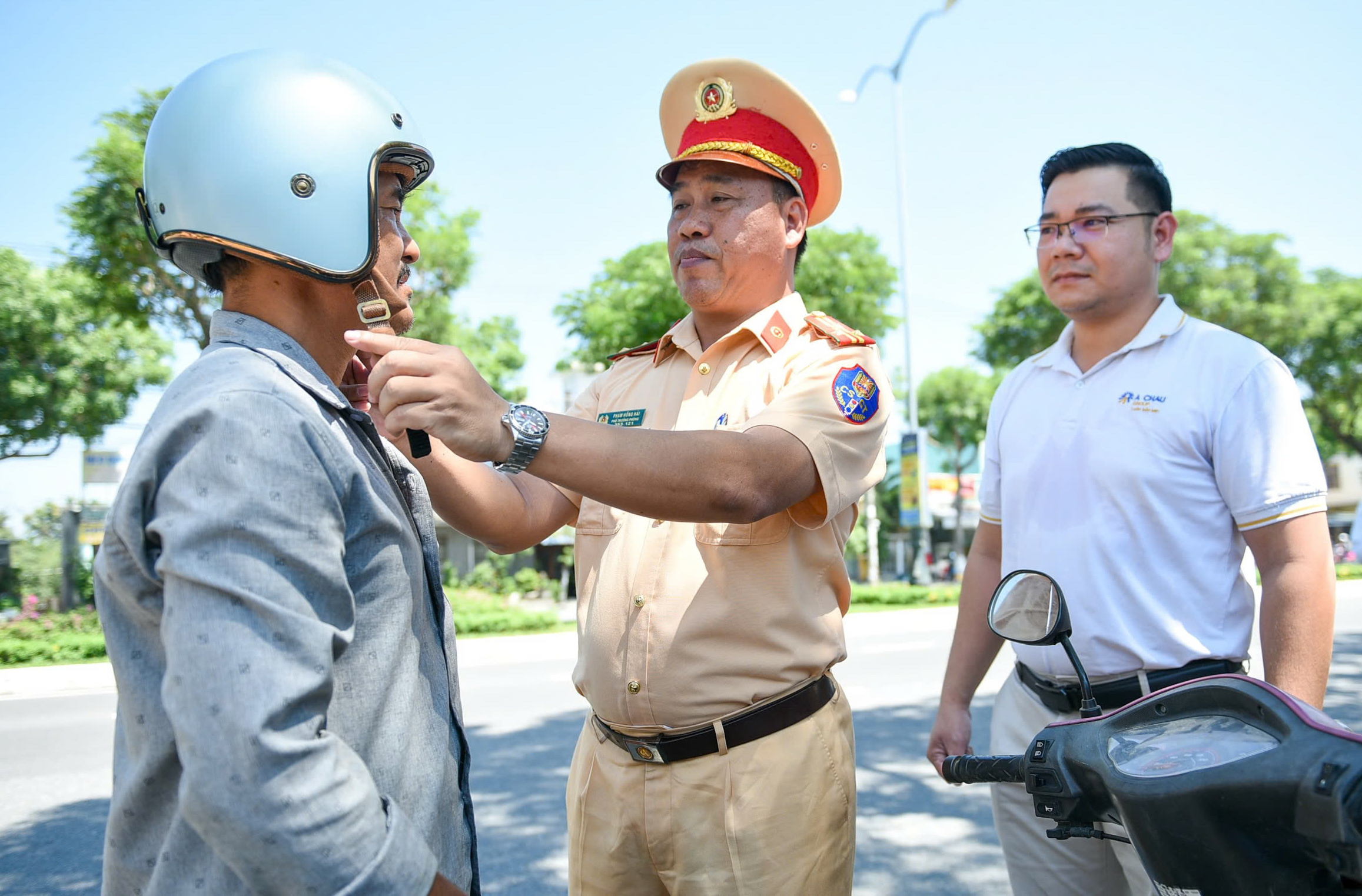 Đ&agrave; Nẵng trao tặng mũ bảo hiểm đạt chuẩn cho người d&acirc;n với gi&aacute; trị 1 , 1 tỷ đồng - Ảnh 5.