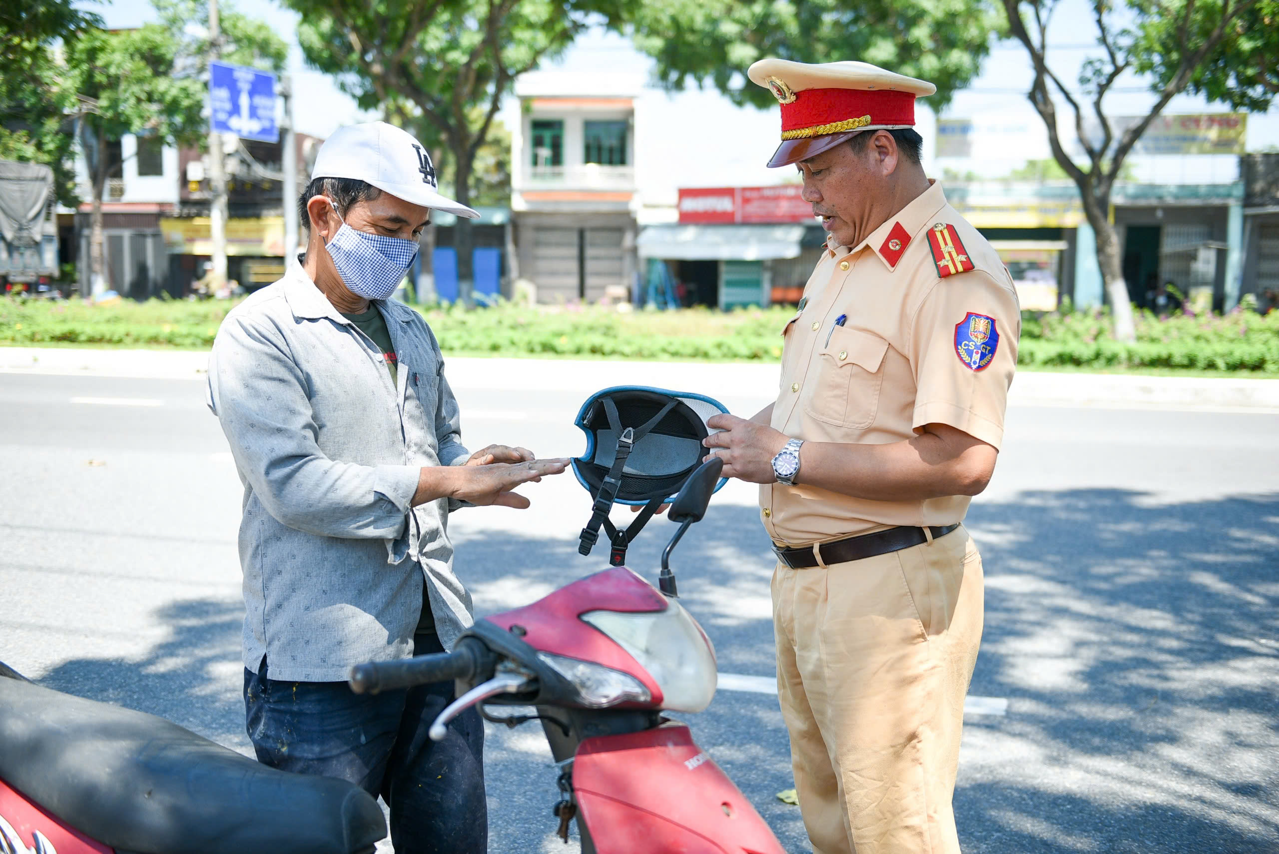 Đ&agrave; Nẵng trao tặng mũ bảo hiểm đạt chuẩn cho người d&acirc;n với gi&aacute; trị 1 , 1 tỷ đồng - Ảnh 4.