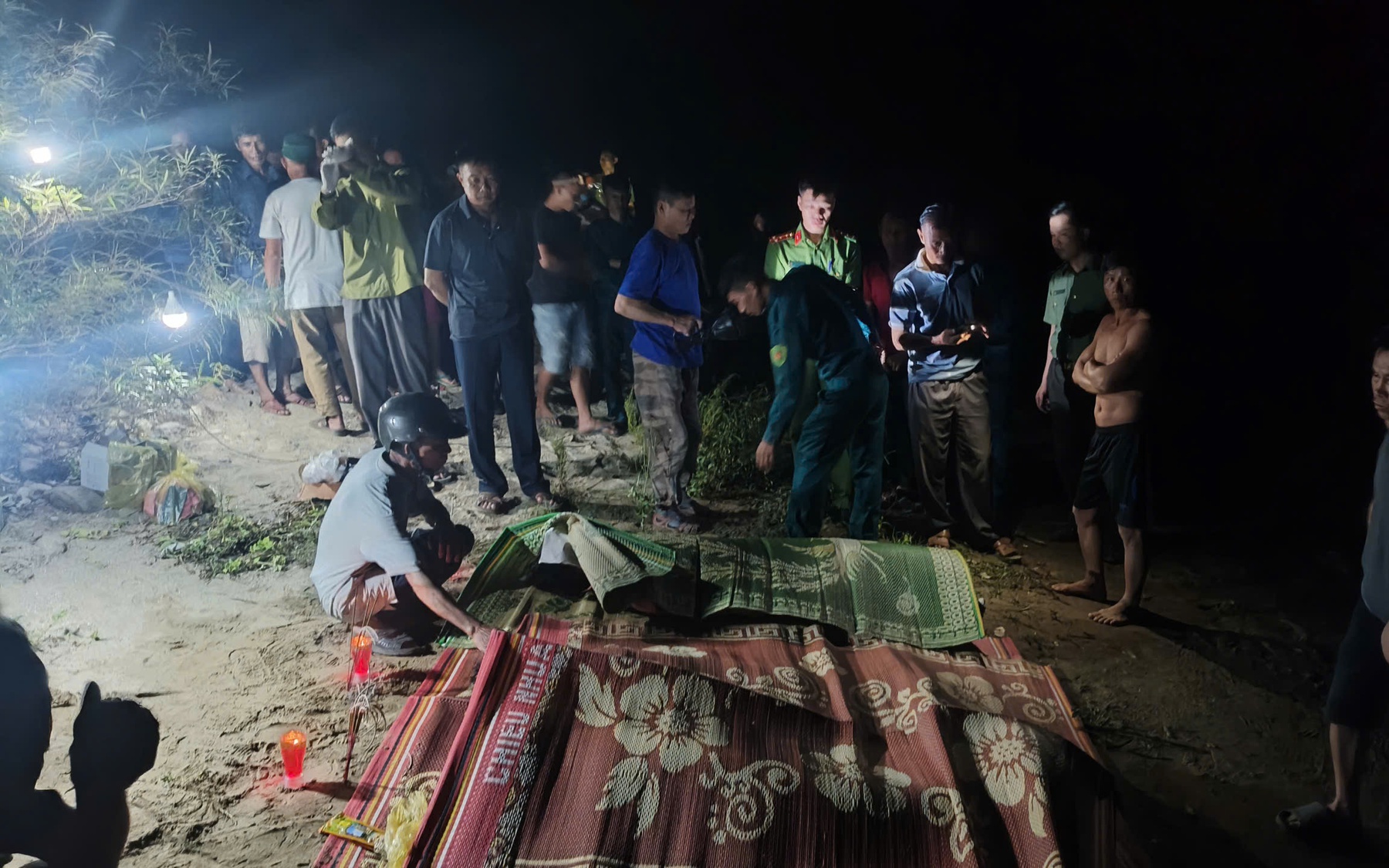 Lật thuyền trên sông Ngàn Phố, 4 người trong gia đình tử vong
