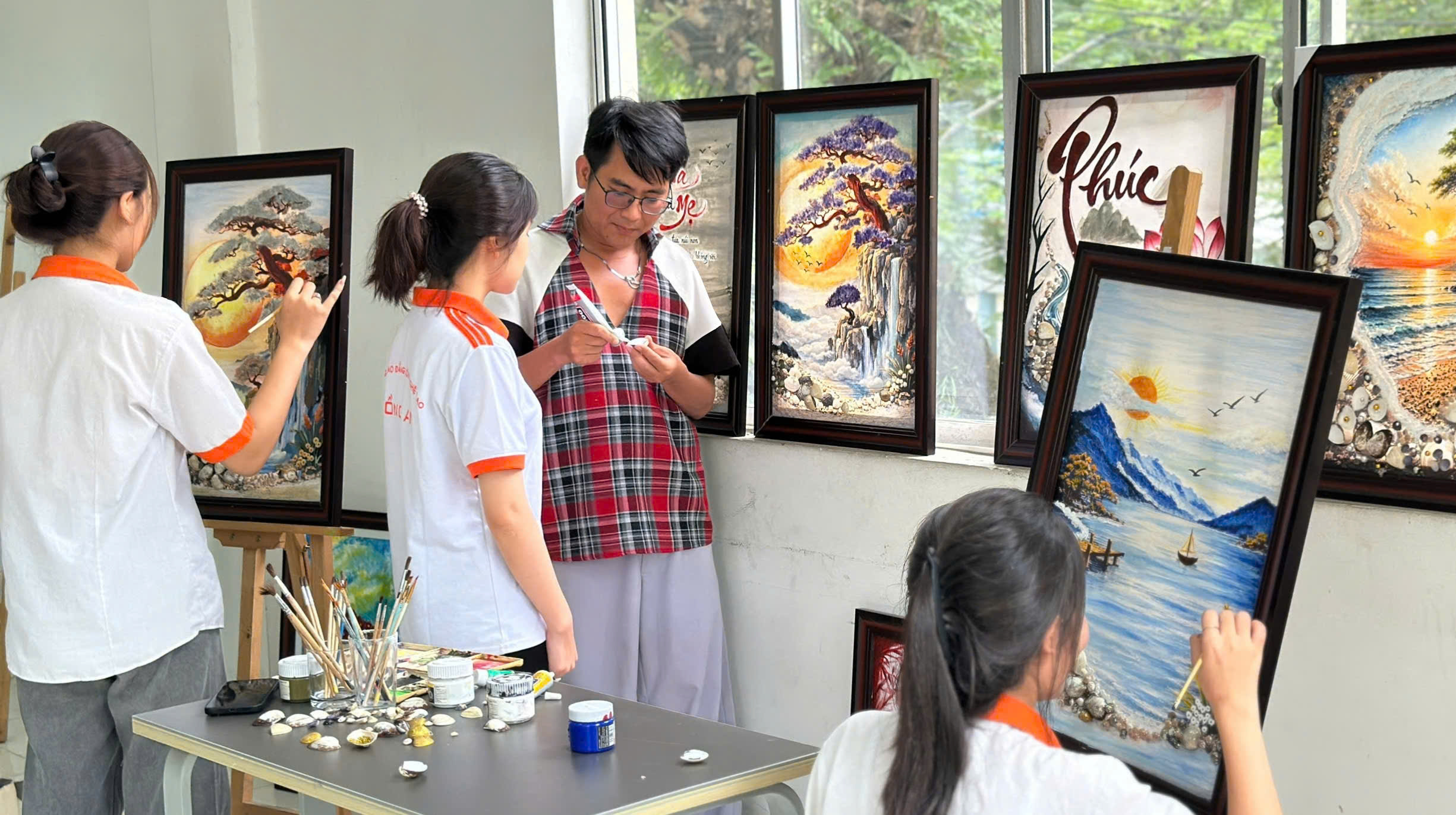 NTK Lê Minh Phú: Truyền cảm hứng yêu thiên nhiên và trách nhiệm cộng đồng cho sinh viên - Ảnh 1.