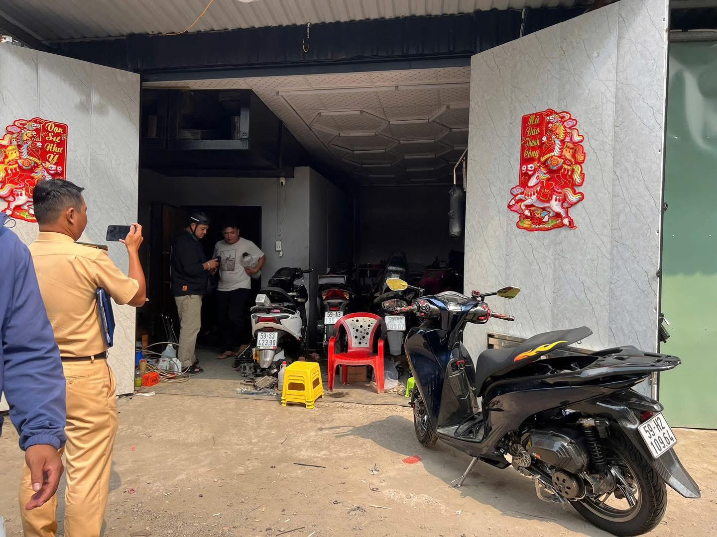 C&ocirc;ng an TPHCM ph&aacute;t hiện nhiều tiệm sửa xe nhập l&acirc;u pin từ Trung Quốc - Ảnh 4.