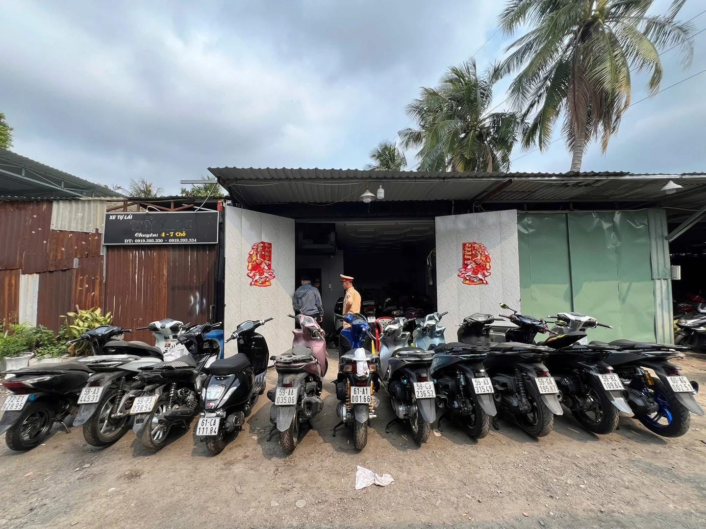 C&ocirc;ng an TPHCM ph&aacute;t hiện nhiều tiệm sửa xe nhập l&acirc;u pin từ Trung Quốc - Ảnh 1.