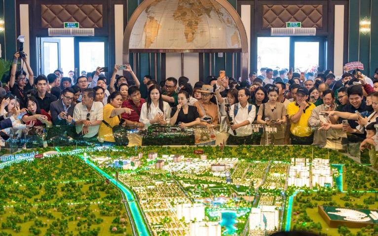 Sợ lỡ cơ hội mua nhà phố TP HCM giá hời trước 1-7, hàng ngàn người đặt chỗ ngay trên livestream