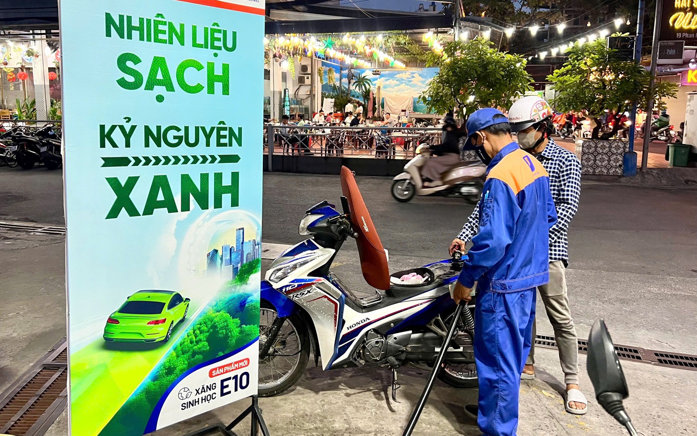 Giá xăng E10 được tính thế nào, rẻ hơn xăng khoáng ra sao?