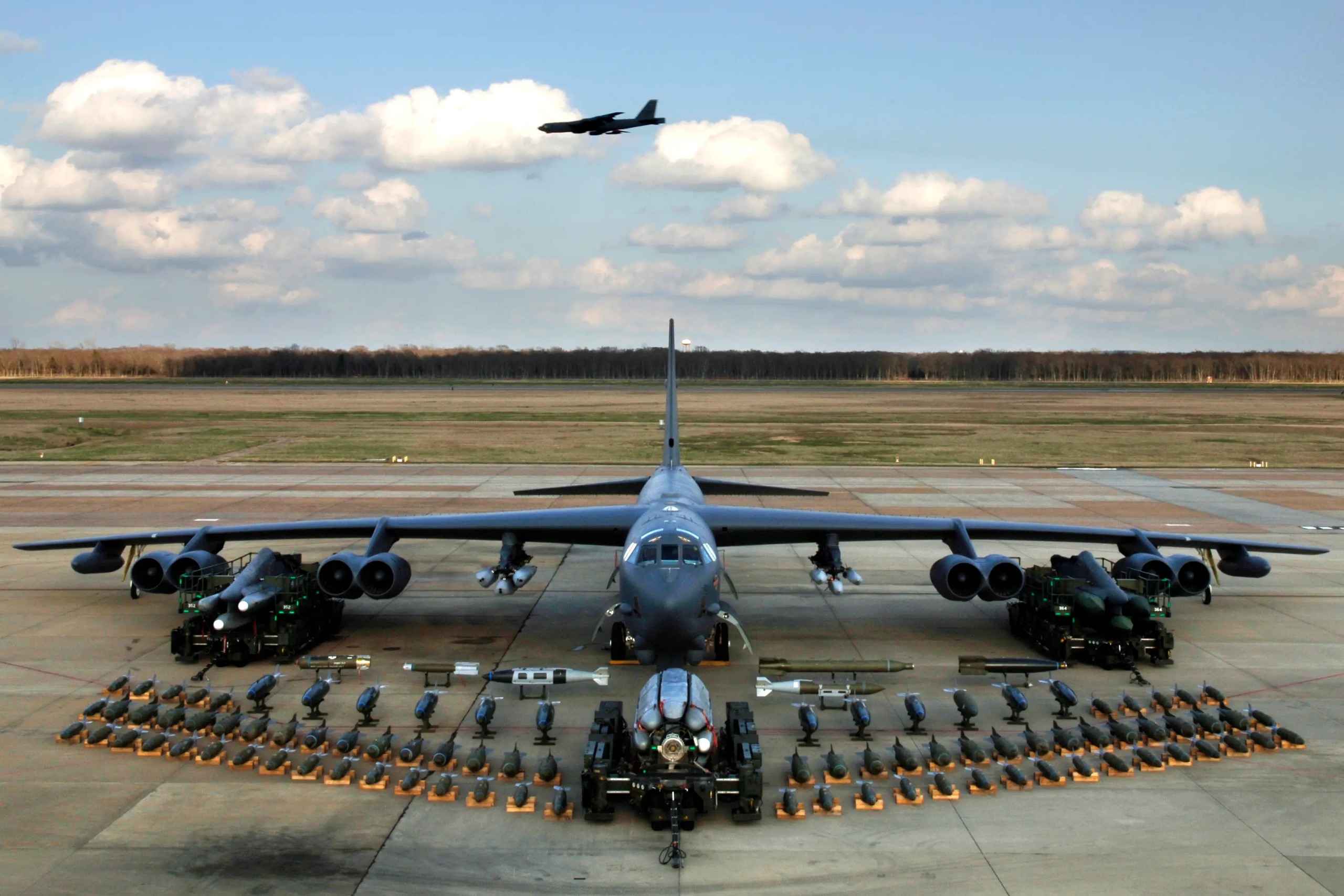 B-52 hơn 70 năm tuổi vẫn là "xe tải tên lửa" lợi hại - Ảnh 2.
