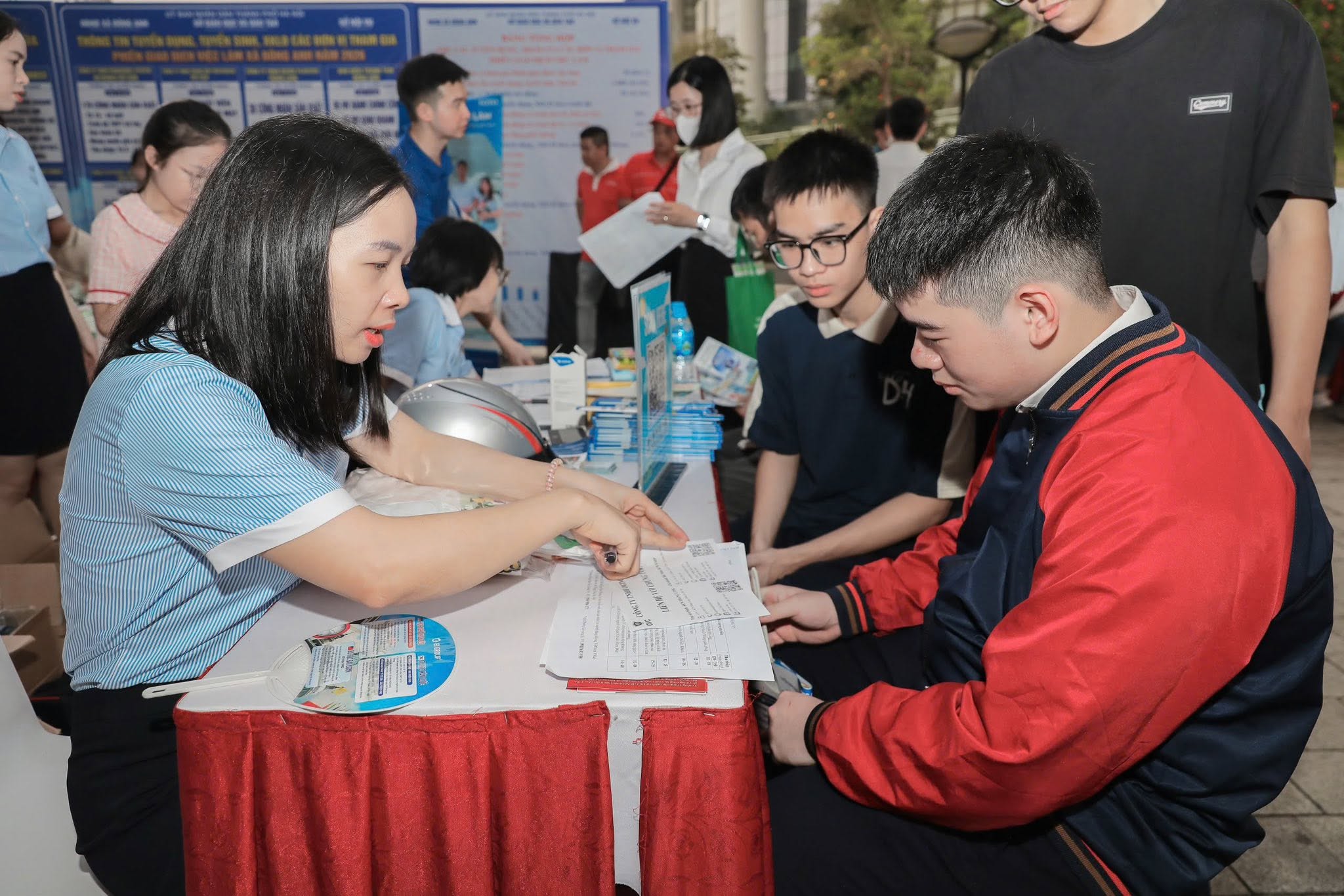 BẢO HIỂM THẤT NGHIỆP: Một ch&iacute;nh s&aacute;ch, hai gi&aacute; trị - Ảnh 1.