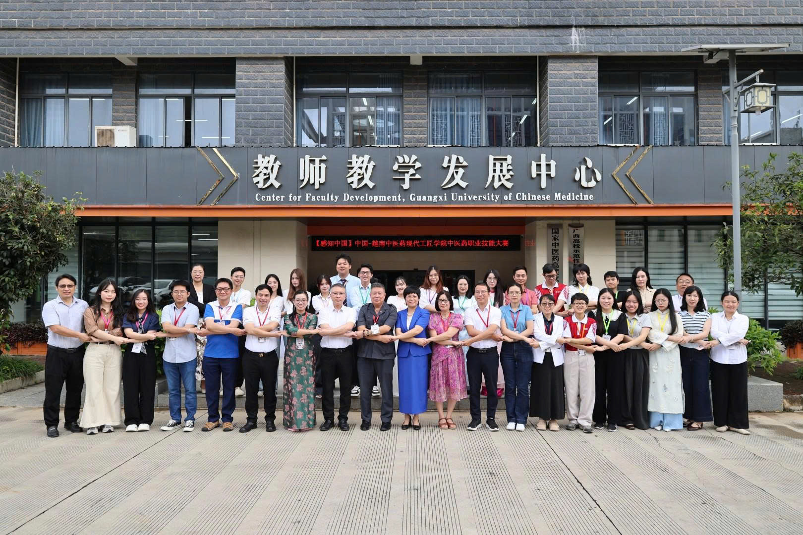 Sinh vi&ecirc;n Việt Nam gi&agrave;nh huy chương v&agrave;ng cuộc thi Kỹ năng nghề Y học cổ truyền Việt - Trung - Ảnh 2.