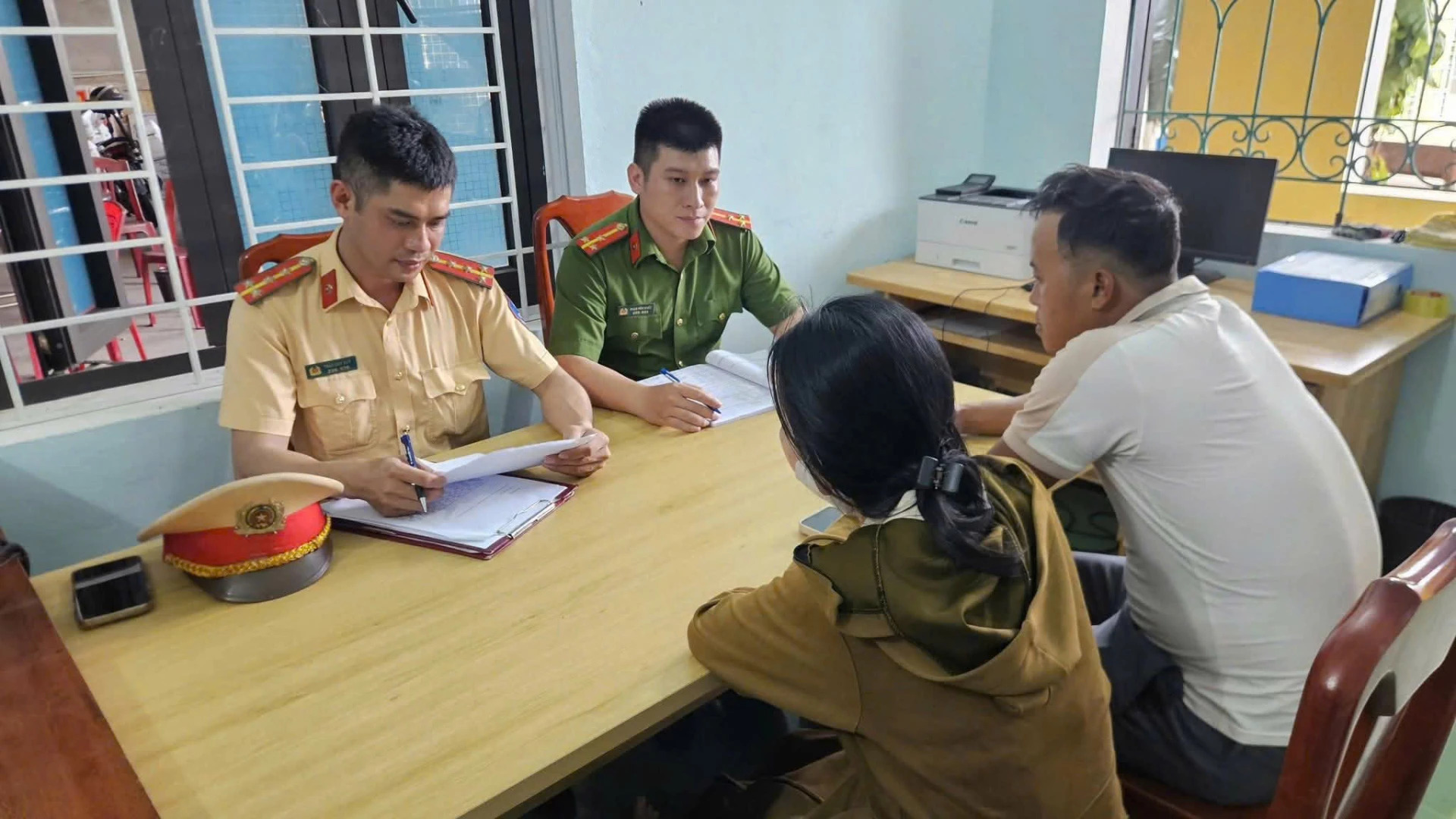 Xử l&yacute; người phụ nữ nằm giữa tỉnh lộ chặn &ocirc; t&ocirc; tại Quảng Trị năm 2026 - Ảnh 2.