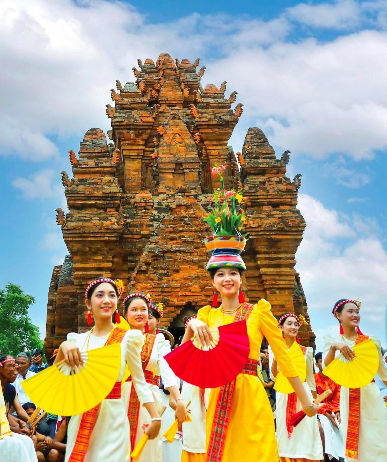 Ng&agrave;y hội Văn h&oacute;a d&acirc;n tộc Chăm 2026: G&igrave;n giữ hồn cốt di sản trong nhịp sống mới - Ảnh 1.