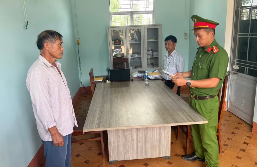 Khởi tố chủ trại heo xả hơn 240 tấn chất thải ra m&ocirc;i trường - Ảnh 2.