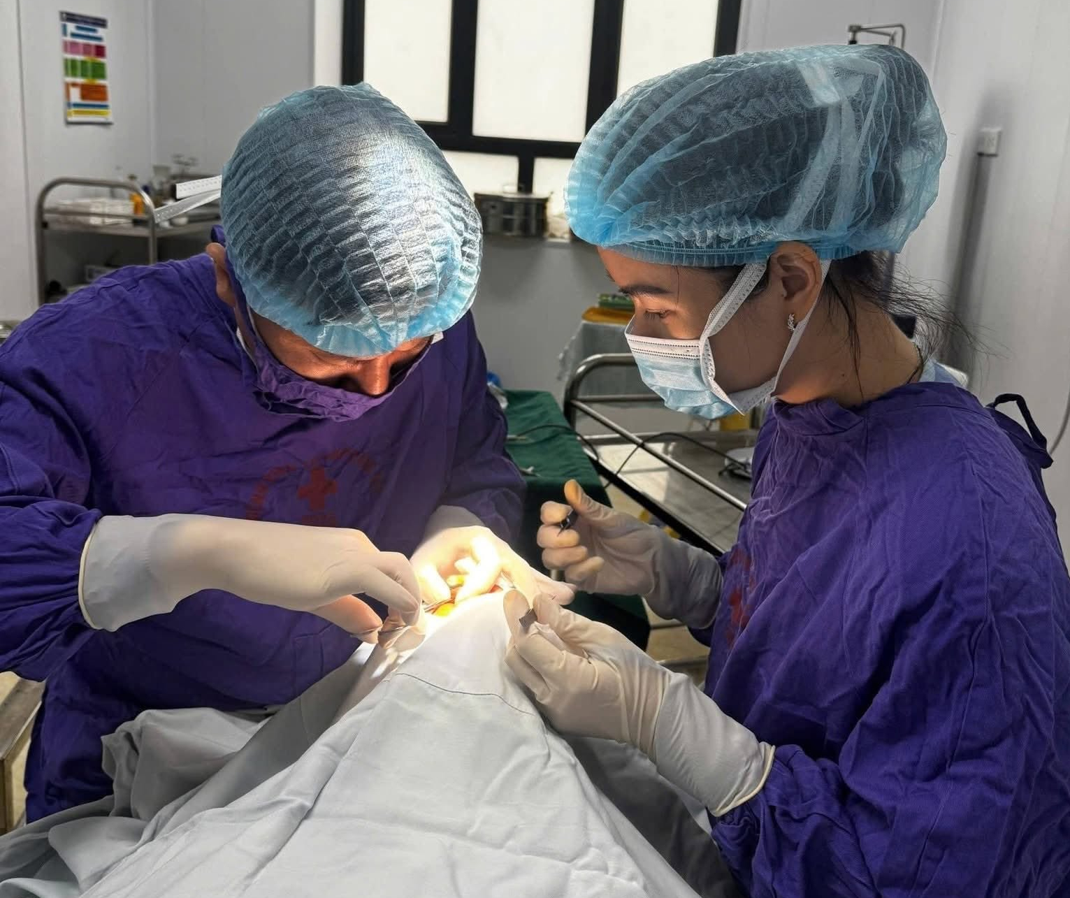 Dập nh&atilde;n cầu, rơi thủy tinh thể sau c&uacute; đập cầu l&ocirc;ng - Ảnh 2.