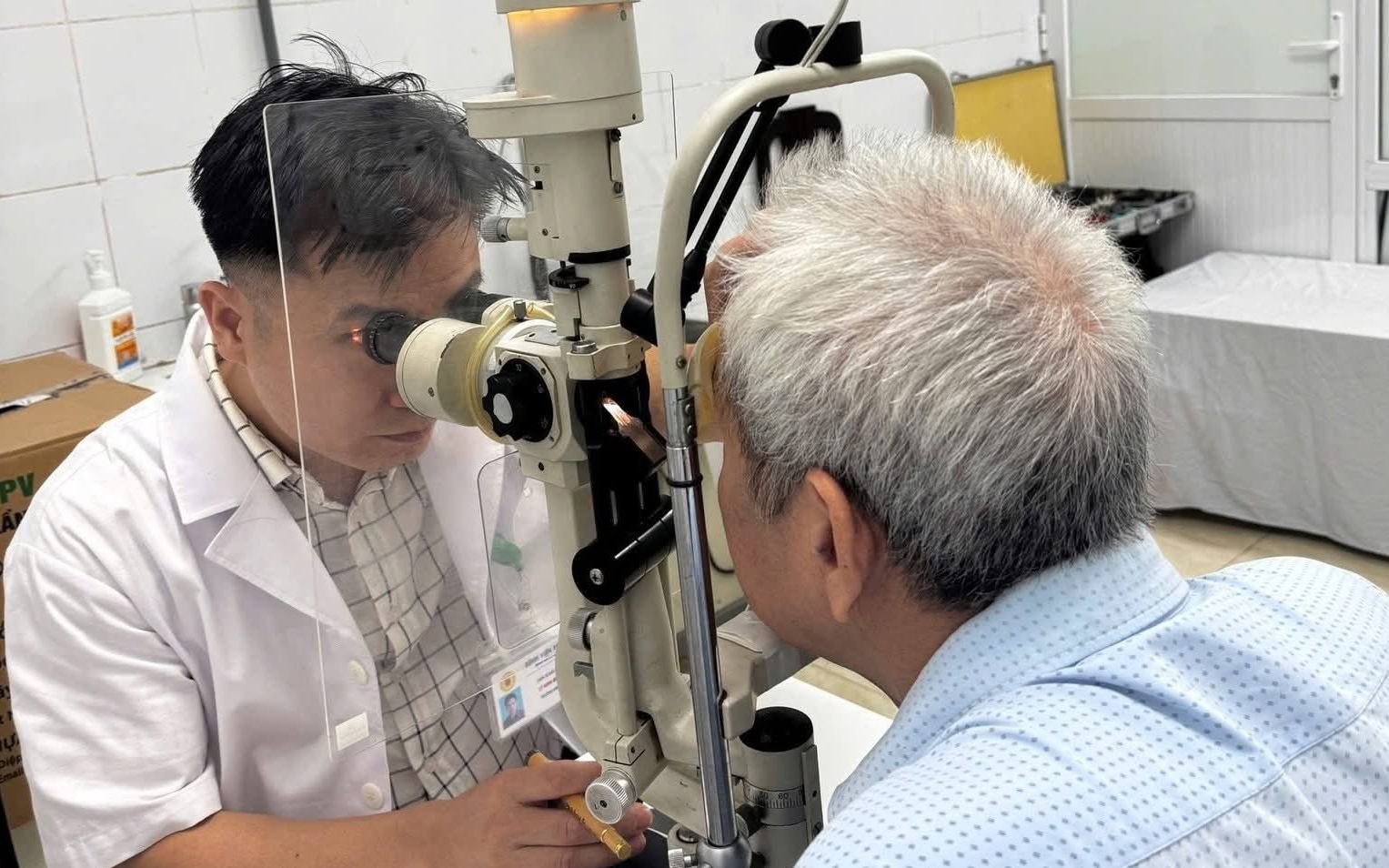 Dập nhãn cầu, rơi thủy tinh thể sau cú đập cầu lông