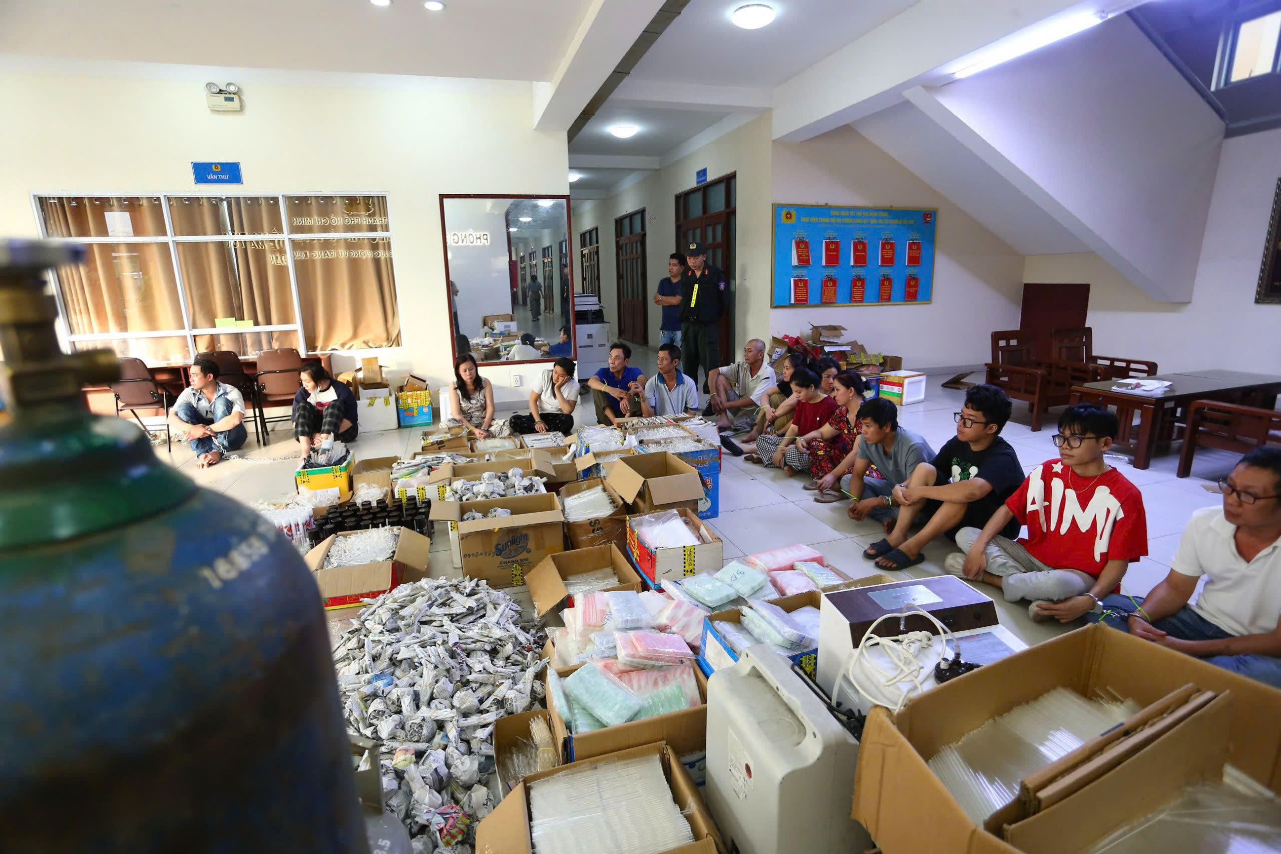 Công an TPHCM bắt 12 người sau khi kiểm tra một căn nhà - Ảnh 2.
