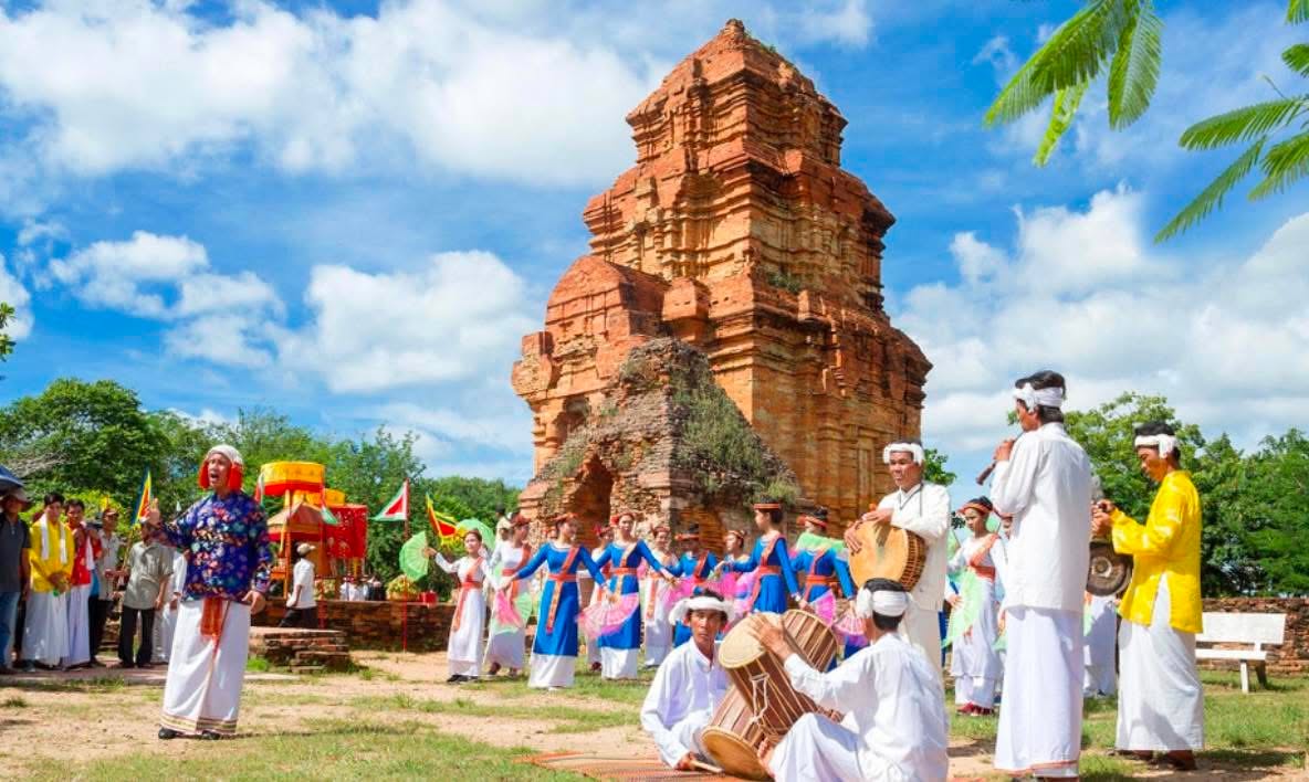 Ng&agrave;y hội Văn h&oacute;a d&acirc;n tộc Chăm 2026: G&igrave;n giữ hồn cốt di sản trong nhịp sống mới - Ảnh 3.