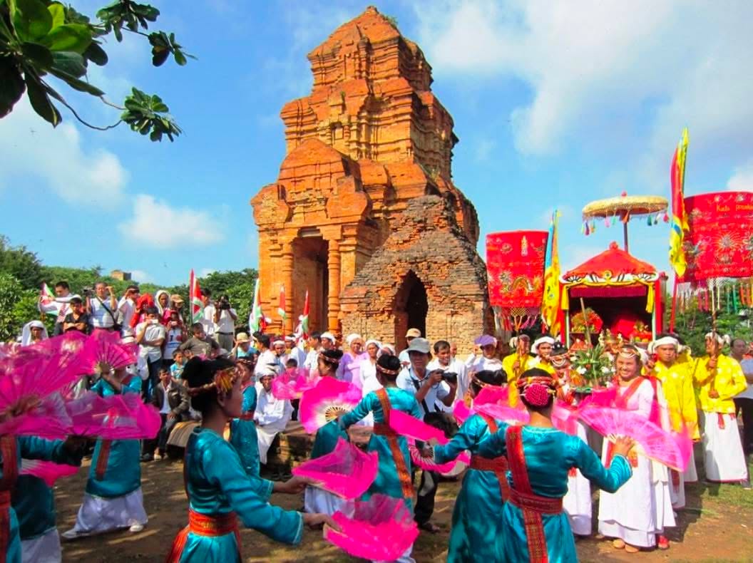 Ng&agrave;y hội Văn h&oacute;a d&acirc;n tộc Chăm 2026: G&igrave;n giữ hồn cốt di sản trong nhịp sống mới - Ảnh 2.