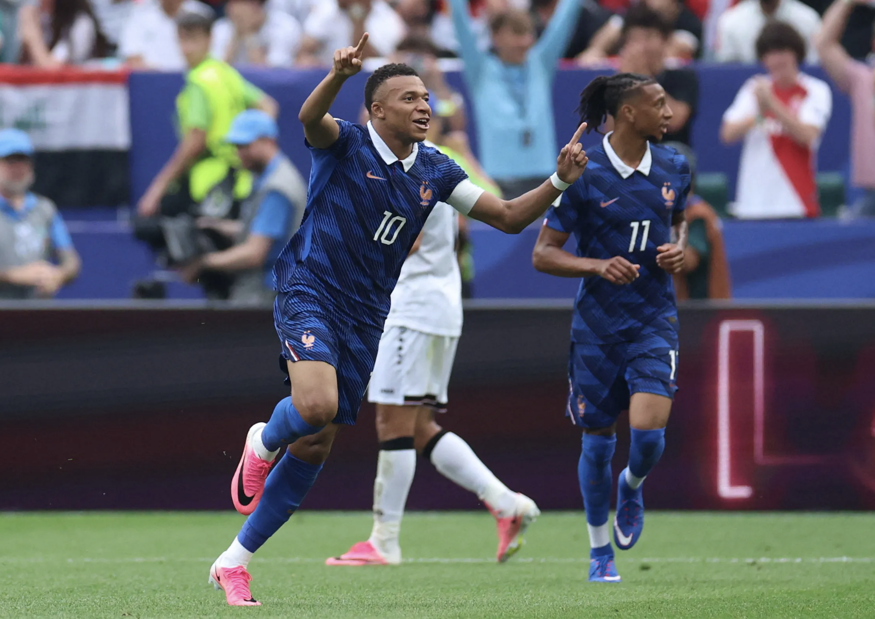 Mbappe lập c&uacute; đ&uacute;p, Ph&aacute;p tiễn tuyển Iraq về nước sớm - Ảnh 1.