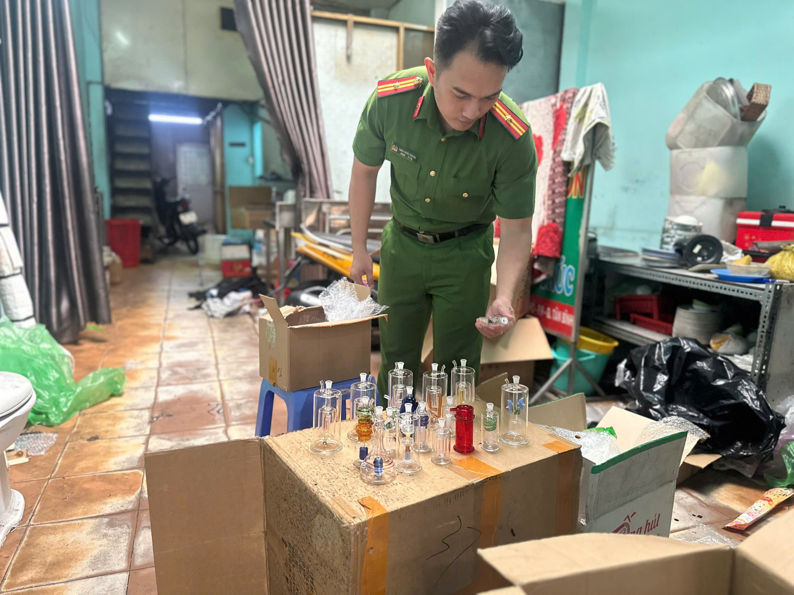 Công an TPHCM bắt 12 người sau khi kiểm tra một căn nhà - Ảnh 5.
