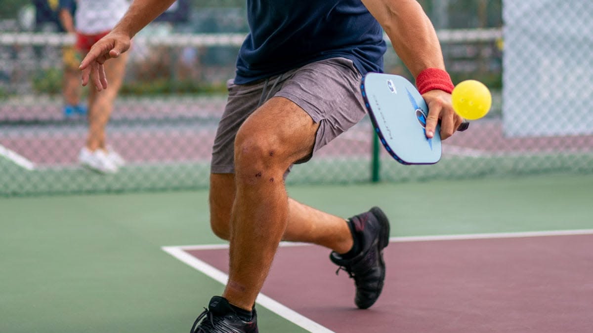 Từ vụ người đàn ông ở TPHCM tử vong khi đang chơi Pickleball, bác sĩ cảnh báo nóng - Ảnh 1.