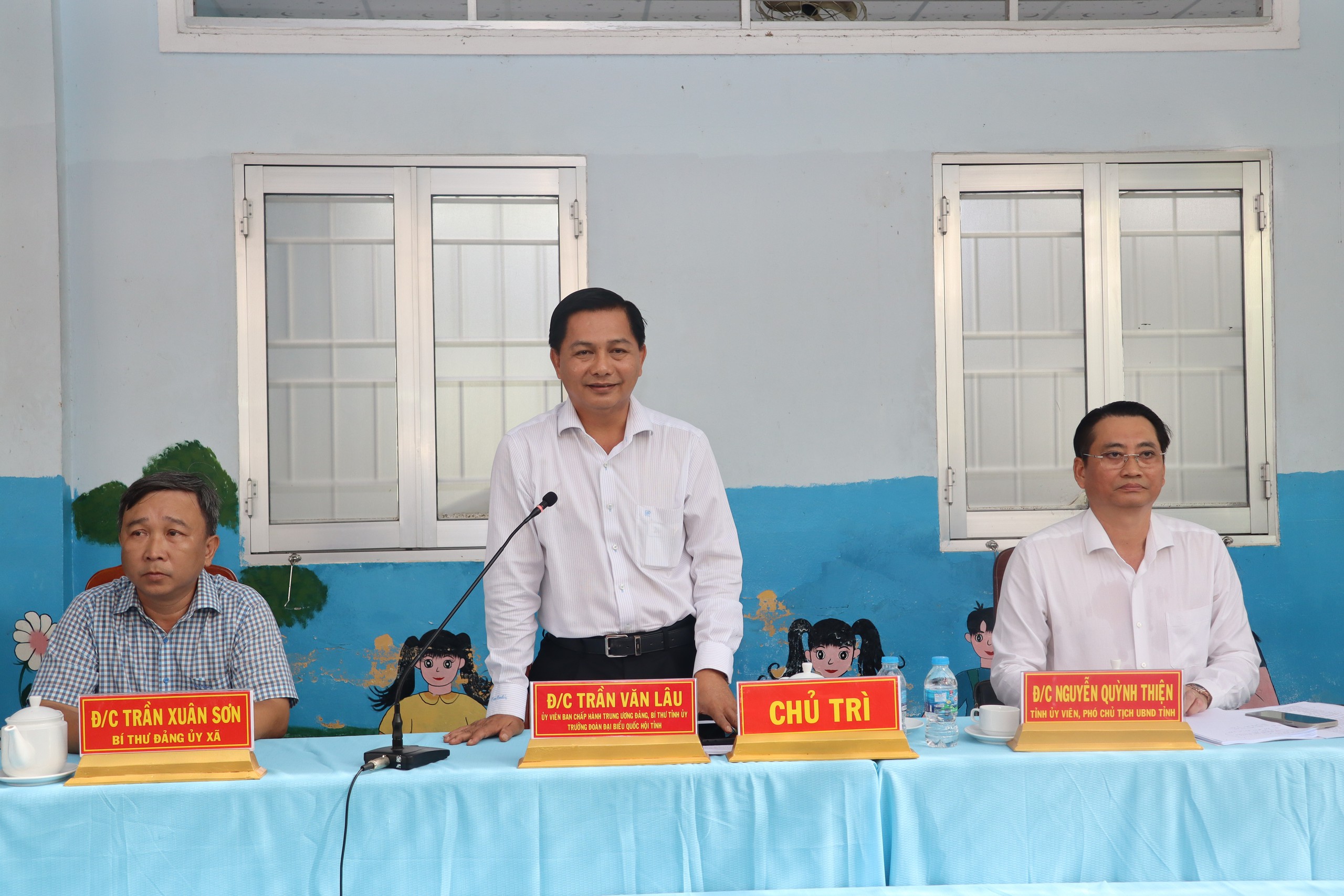 B&iacute; thư Tỉnh uỷ Vĩnh Long đối thoại với người d&acirc;n về việc cấp ph&eacute;p khai th&aacute;c 2 mỏ c&aacute;t - Ảnh 1.