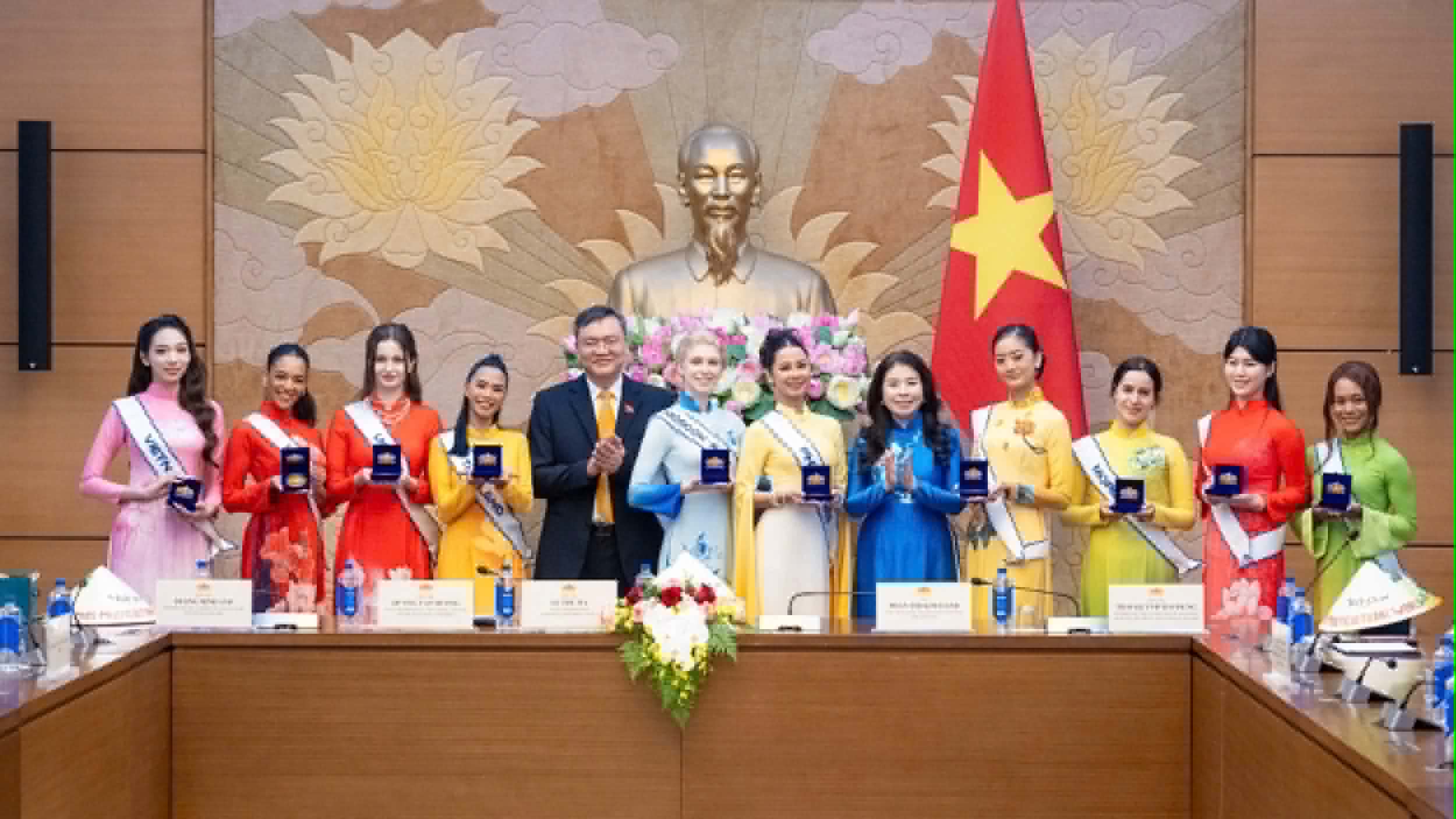 Từ Nhà Quốc hội, dàn mỹ nhân quốc tế mang hình ảnh Việt Nam lan tỏa ra thế giới - Ảnh 2.