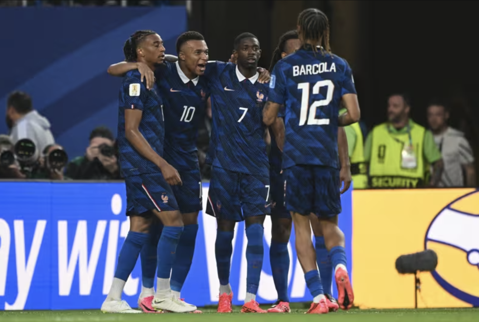 Mbappe lập c&uacute; đ&uacute;p, Ph&aacute;p tiễn tuyển Iraq về nước sớm - Ảnh 5.