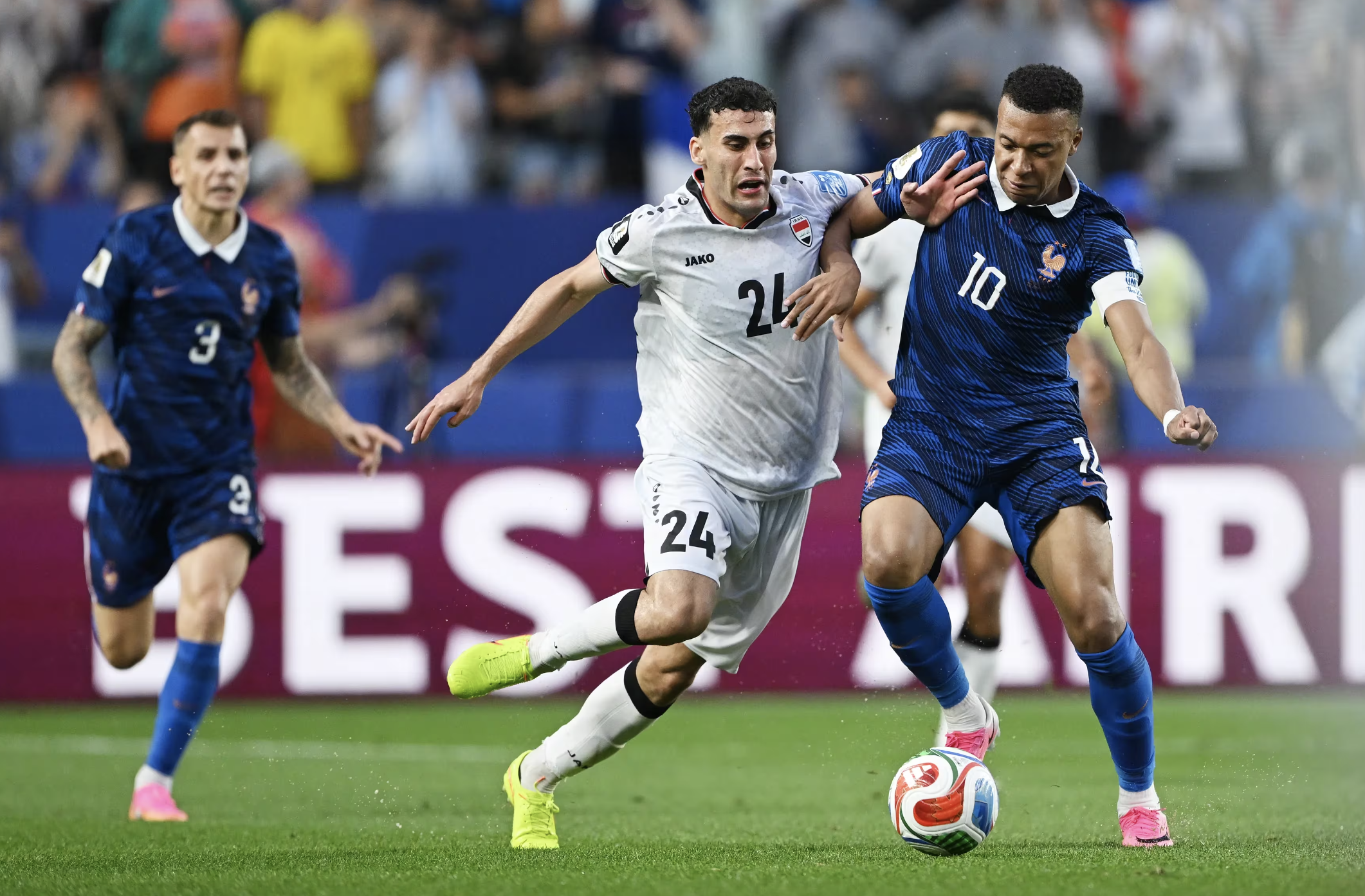 Mbappe lập c&uacute; đ&uacute;p, Ph&aacute;p tiễn tuyển Iraq về nước sớm - Ảnh 2.