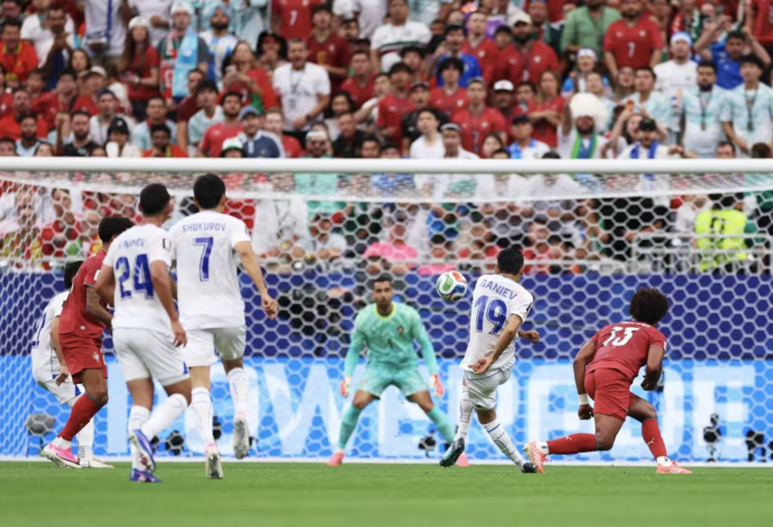 Ronaldo lập c&uacute; đ&uacute;p lịch sử, Bồ Đ&agrave;o Nha đ&egrave; bẹp Uzbekistan với chiến thắng 5 sao - Ảnh 3.