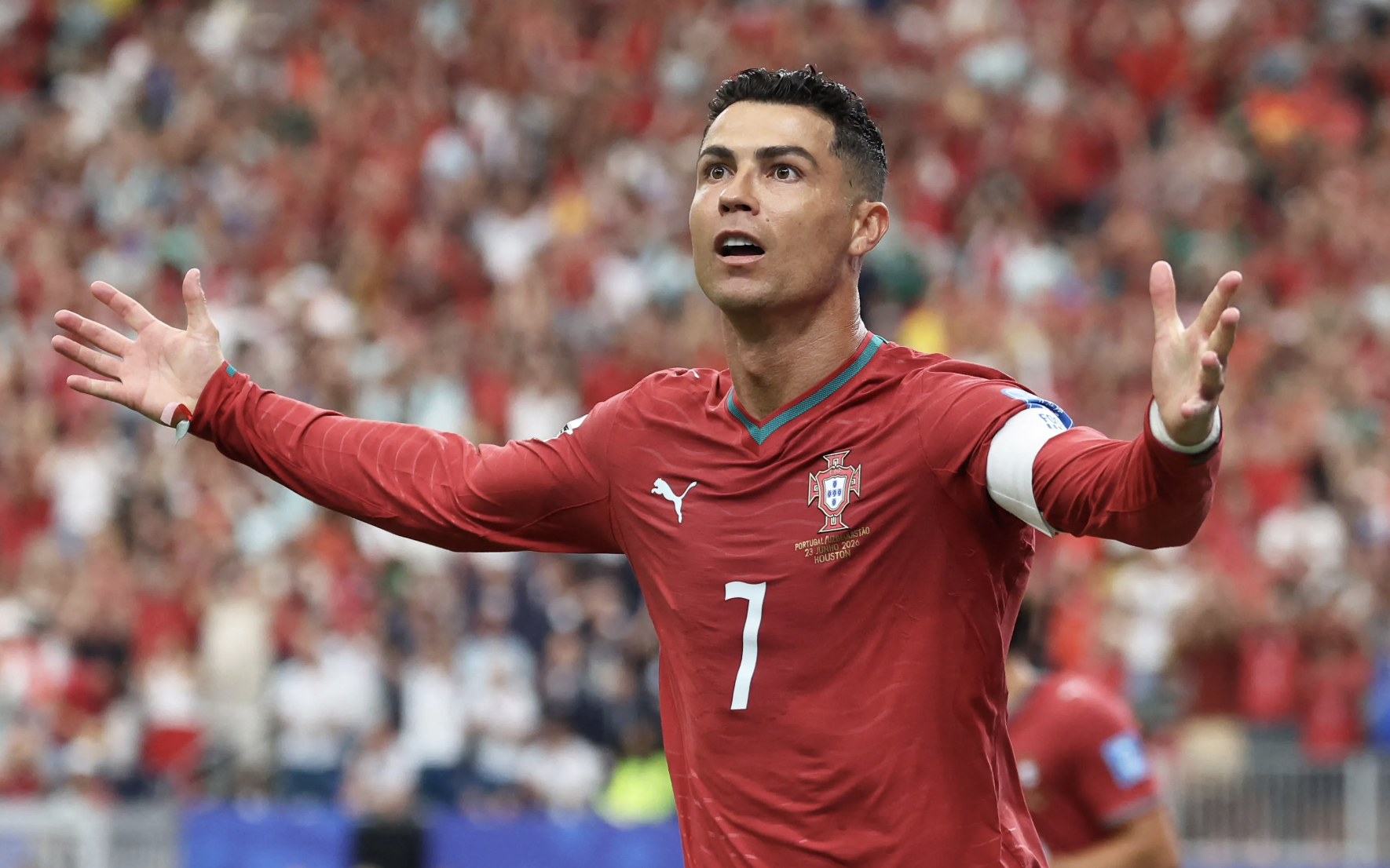 Ronaldo "l&agrave;m xiếc" cả thế giới với m&agrave;n đ&aacute; phạt tinh qu&aacute;i - Ảnh 3.