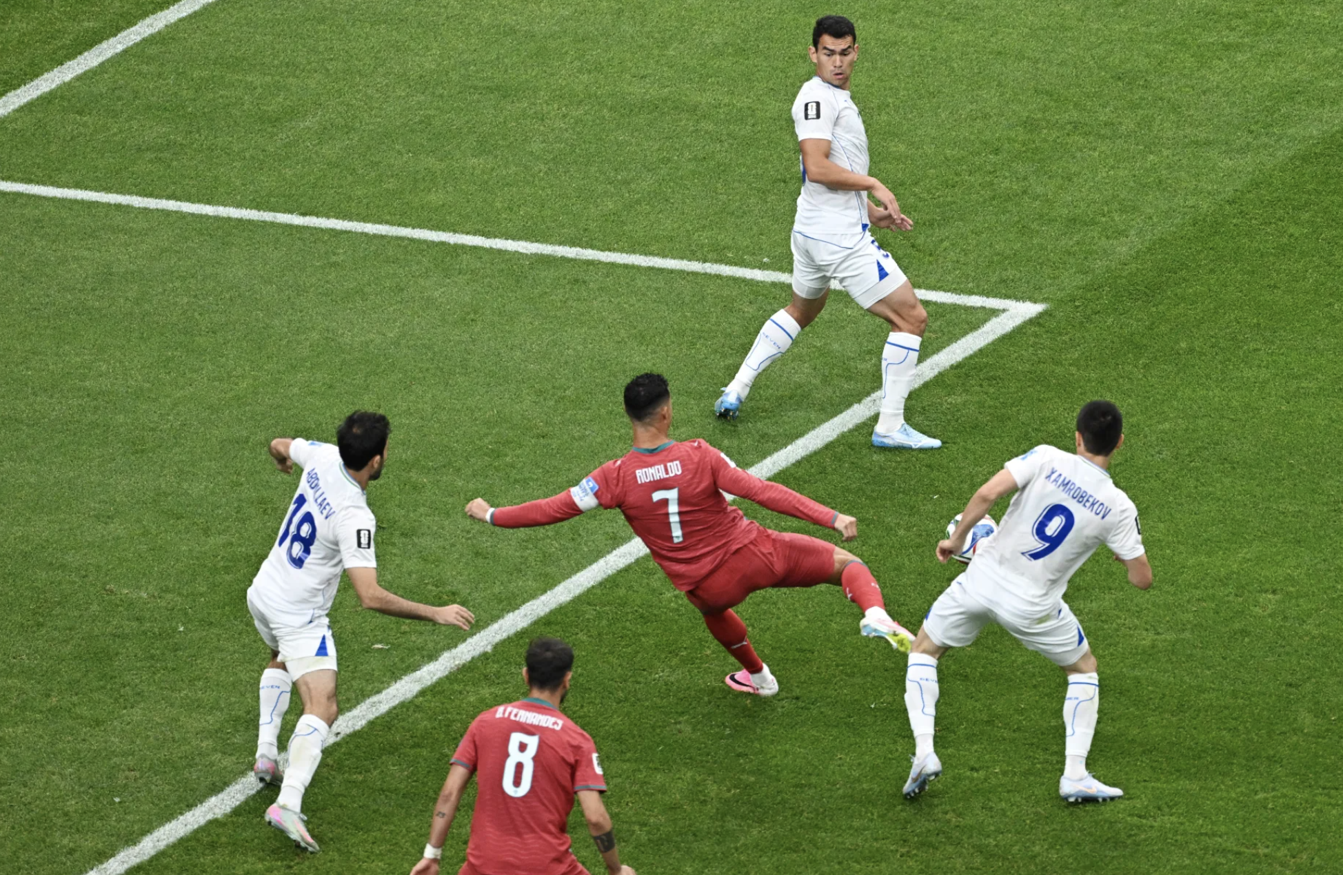 Ronaldo lập c&uacute; đ&uacute;p lịch sử, Bồ Đ&agrave;o Nha đ&egrave; bẹp Uzbekistan với chiến thắng 5 sao - Ảnh 1.