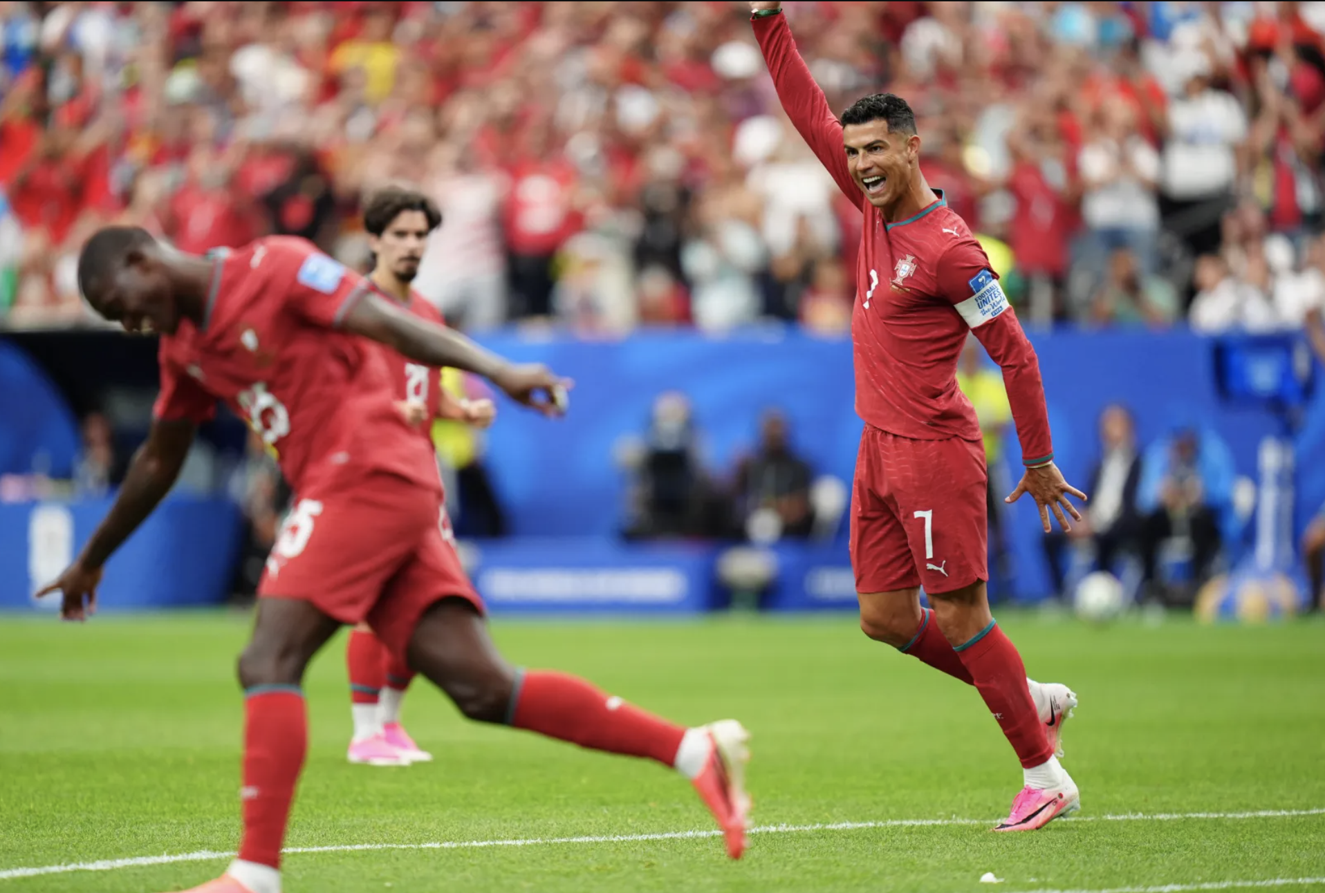 Ronaldo "l&agrave;m xiếc" cả thế giới với m&agrave;n đ&aacute; phạt tinh qu&aacute;i - Ảnh 2.