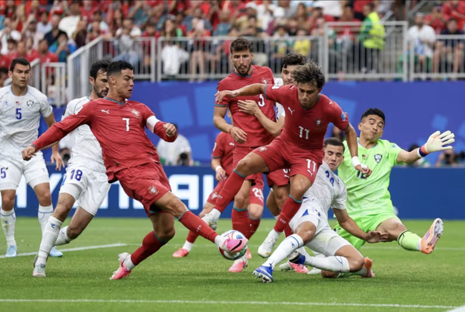 Ronaldo "l&agrave;m xiếc" cả thế giới với m&agrave;n đ&aacute; phạt tinh qu&aacute;i - Ảnh 3.