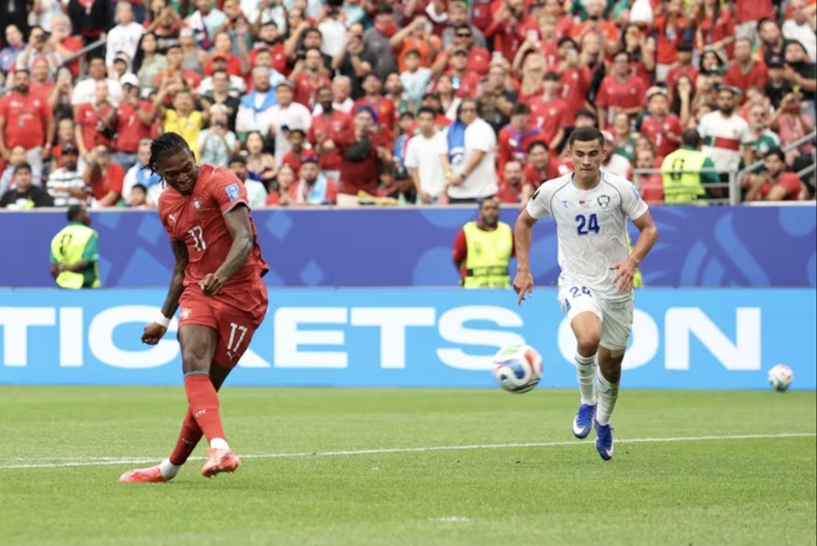 Ronaldo lập c&uacute; đ&uacute;p lịch sử, Bồ Đ&agrave;o Nha đ&egrave; bẹp Uzbekistan với chiến thắng 5 sao - Ảnh 6.