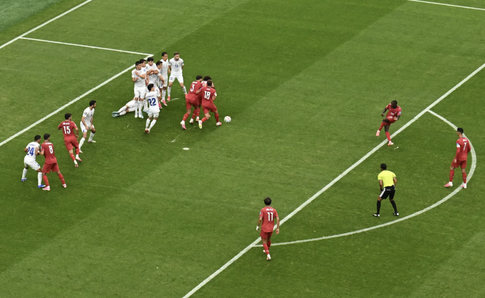 Ronaldo "l&agrave;m xiếc" cả thế giới với m&agrave;n đ&aacute; phạt tinh qu&aacute;i - Ảnh 1.