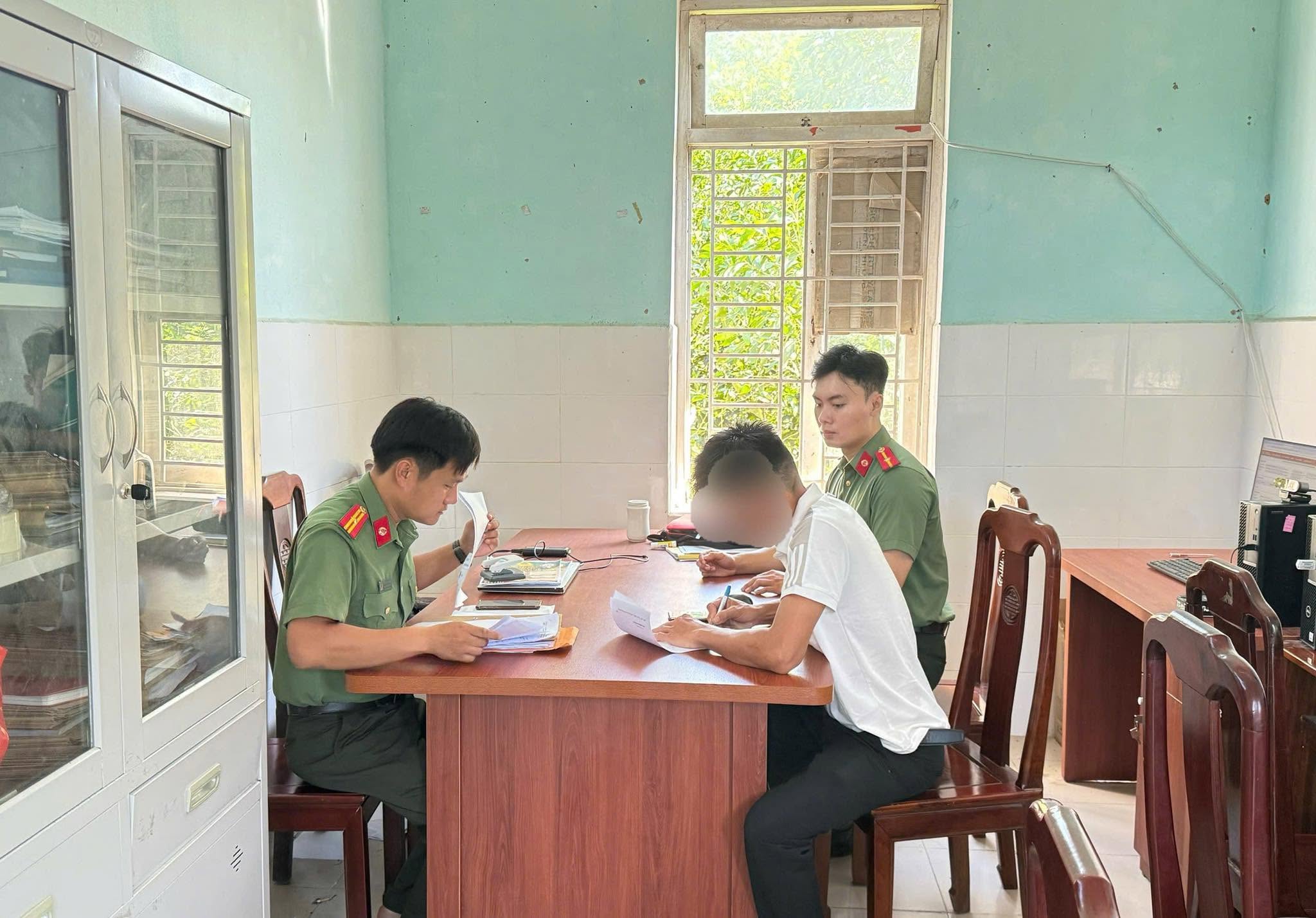 Bình luận sai sự thật về đoàn kỵ binh, nam thanh niên bị xử phạt - Ảnh 1.