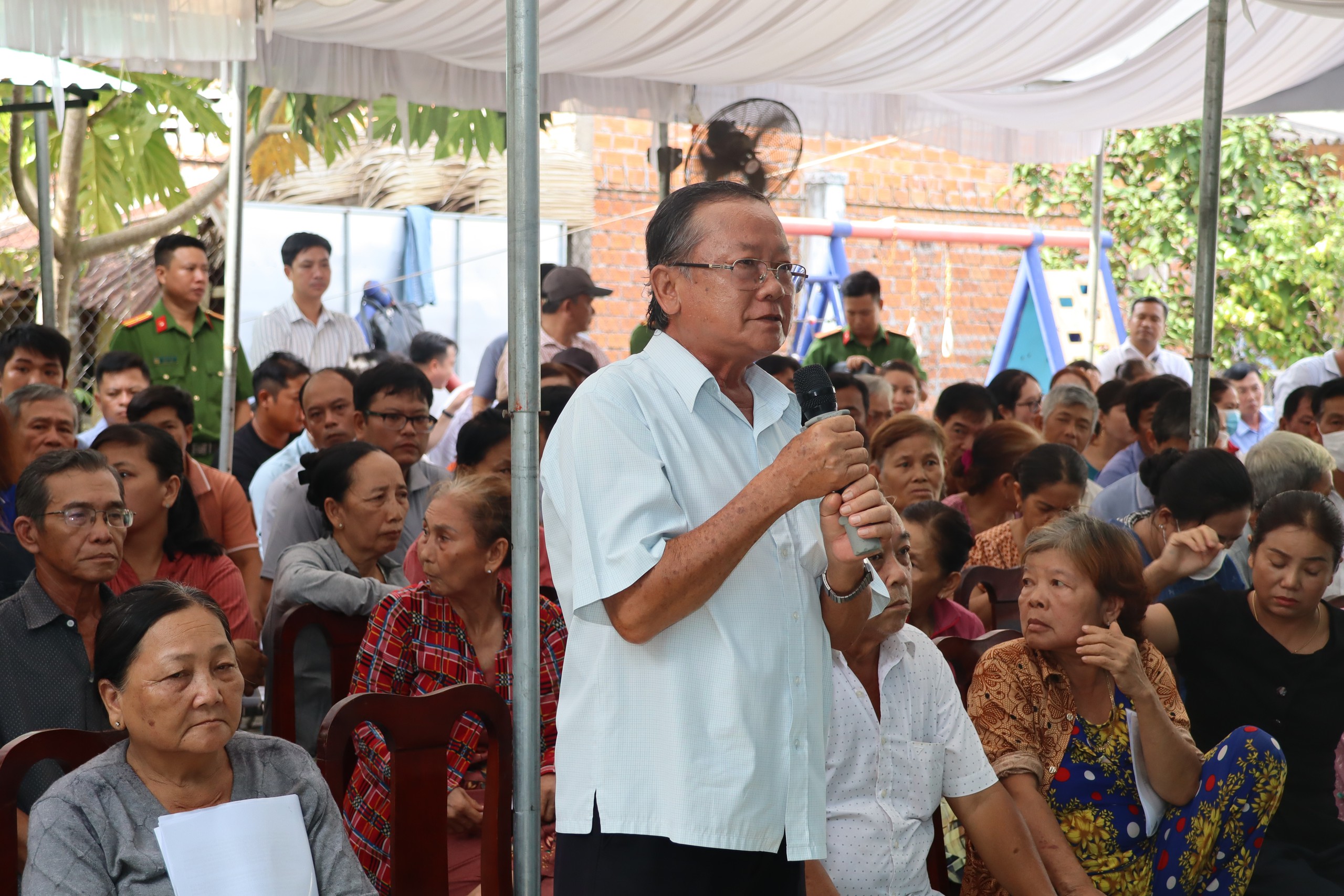 B&iacute; thư Tỉnh uỷ Vĩnh Long đối thoại với người d&acirc;n về việc cấp ph&eacute;p khai th&aacute;c 2 mỏ c&aacute;t - Ảnh 3.