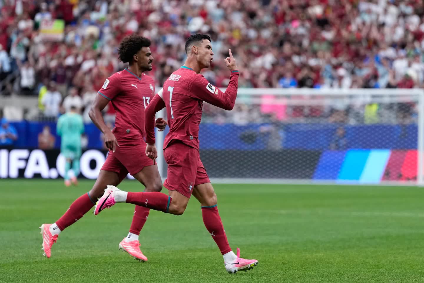 Ronaldo và phá kỷ lục tồn tại hơn 60 năm, sau trận thắng Uzbekistan - Ảnh 1.