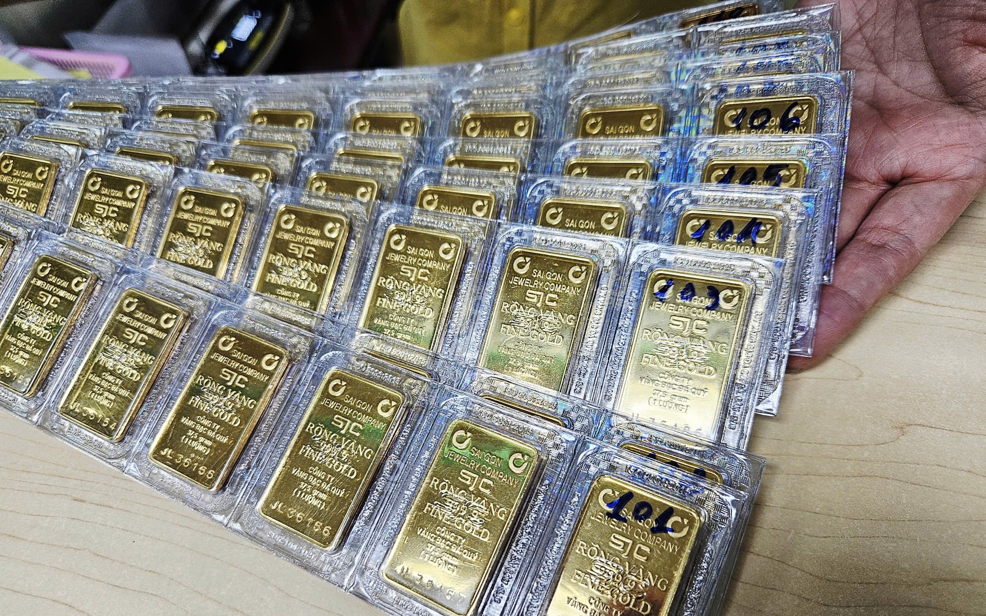 Cuối ngày 23-6, giá vàng miếng SJC, vàng nhẫn tiếp tục rớt mạnh