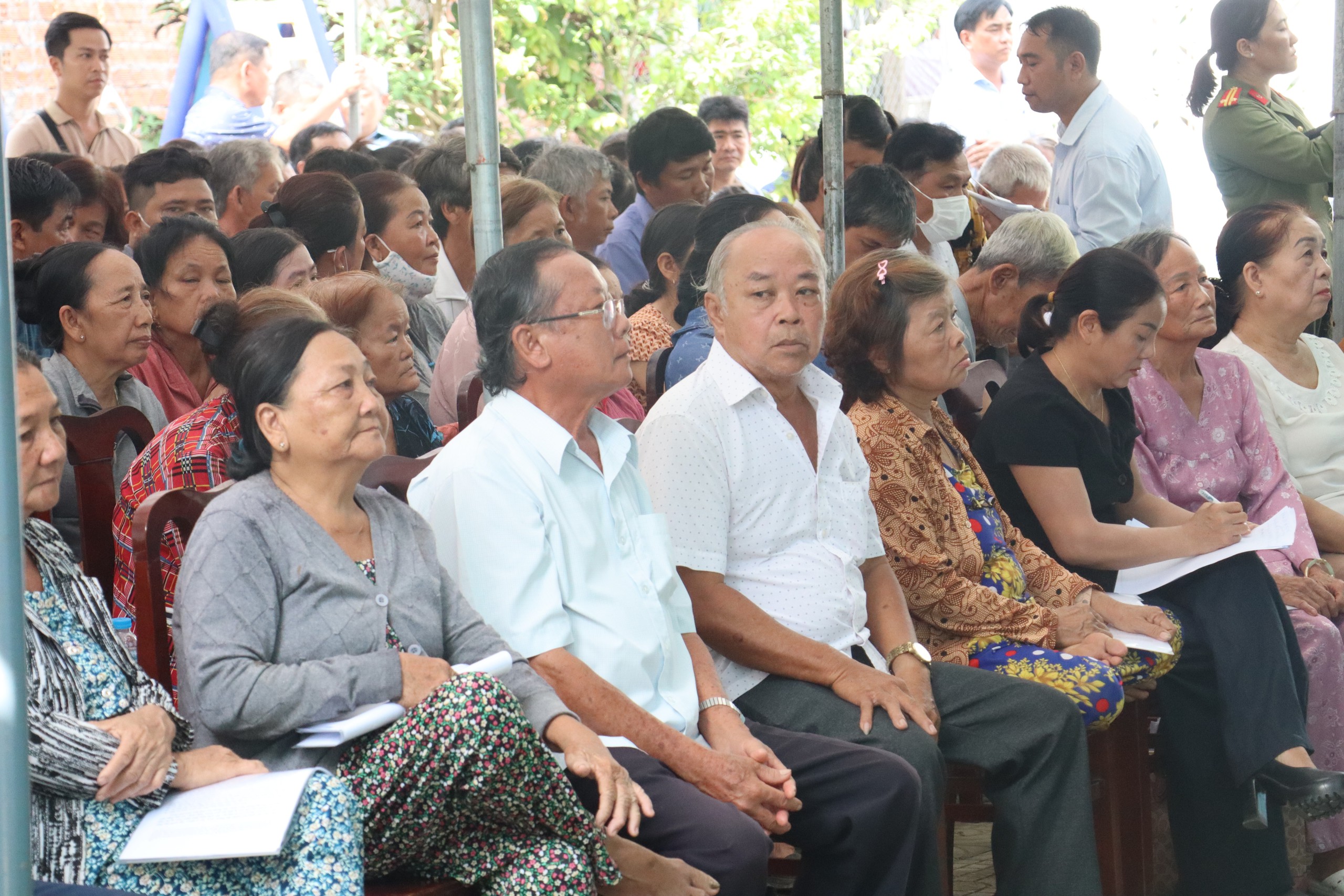 B&iacute; thư Tỉnh uỷ Vĩnh Long đối thoại với người d&acirc;n về việc cấp ph&eacute;p khai th&aacute;c 2 mỏ c&aacute;t - Ảnh 2.