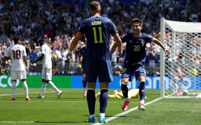 Bosnia thắng đậm Qatar, giành vé vớt đầu tiên vào vòng 1/16
