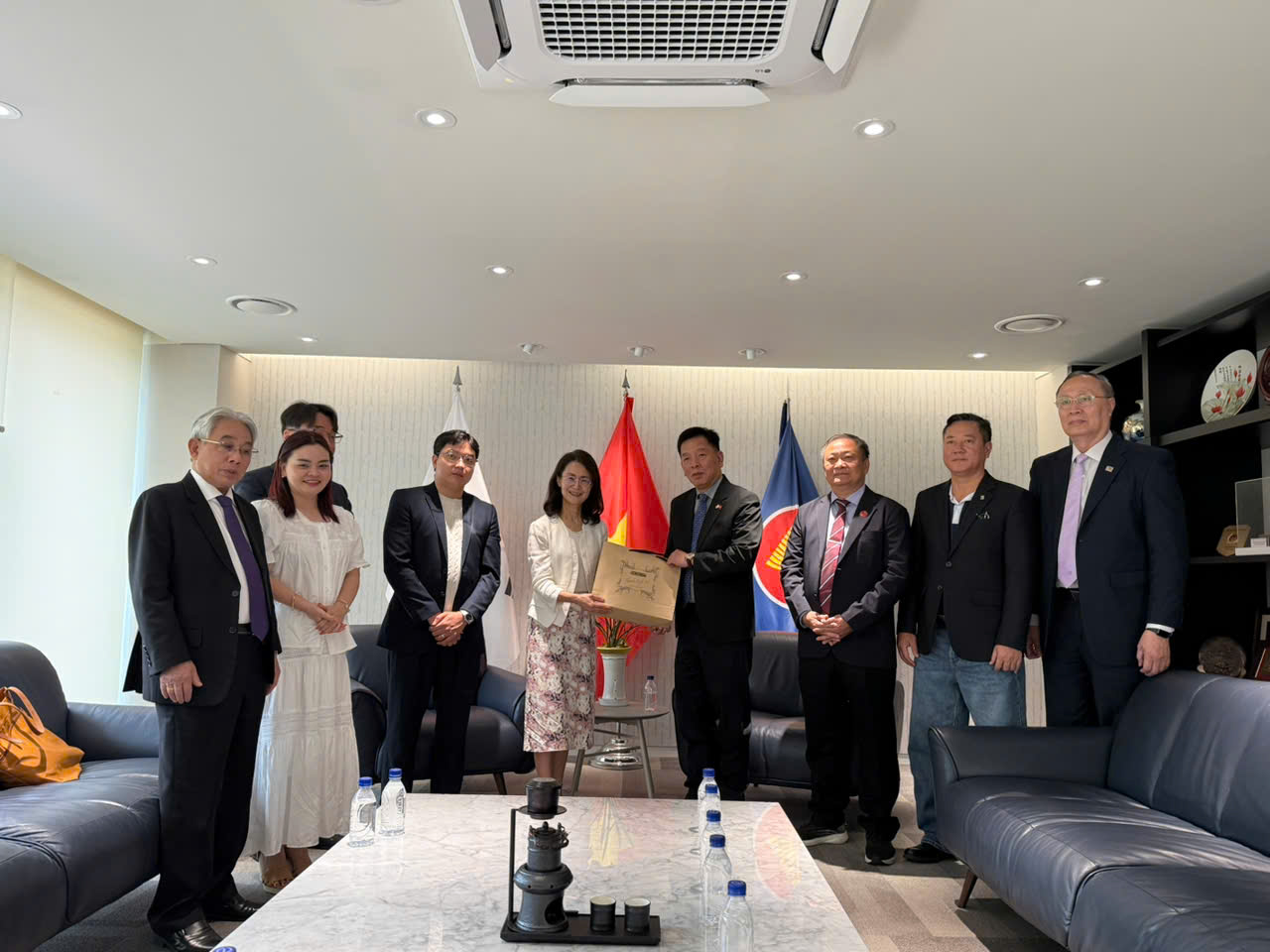 Trường Đại học Cửu Long thăm v&agrave; l&agrave;m việc với Đại sứ qu&aacute;n Việt Nam tại H&agrave;n Quốc - Ảnh 3.