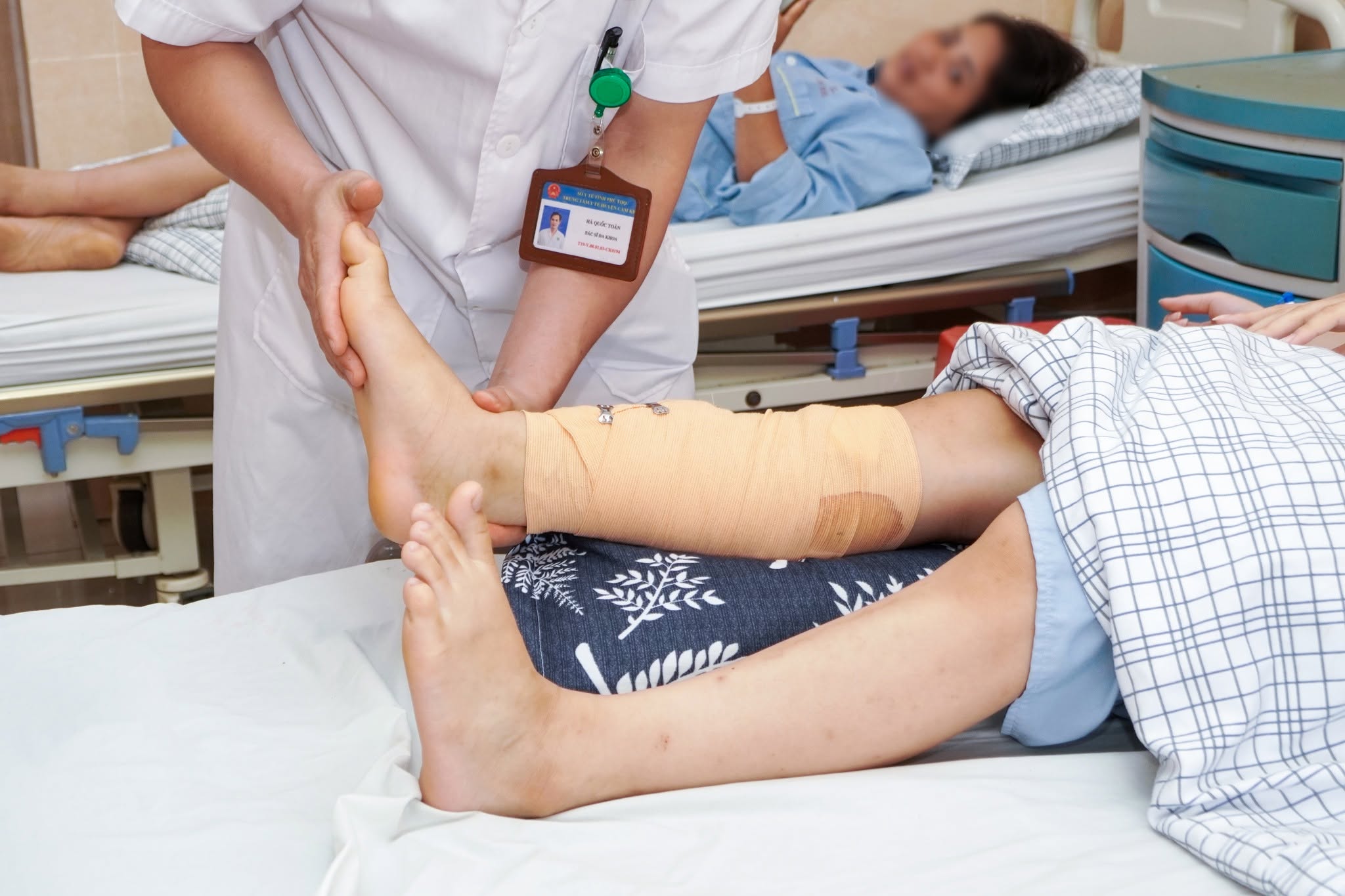 Trượt patin, bé gái 12 tuổi gãy vỡ hai xương cẳng chân - Ảnh 1.