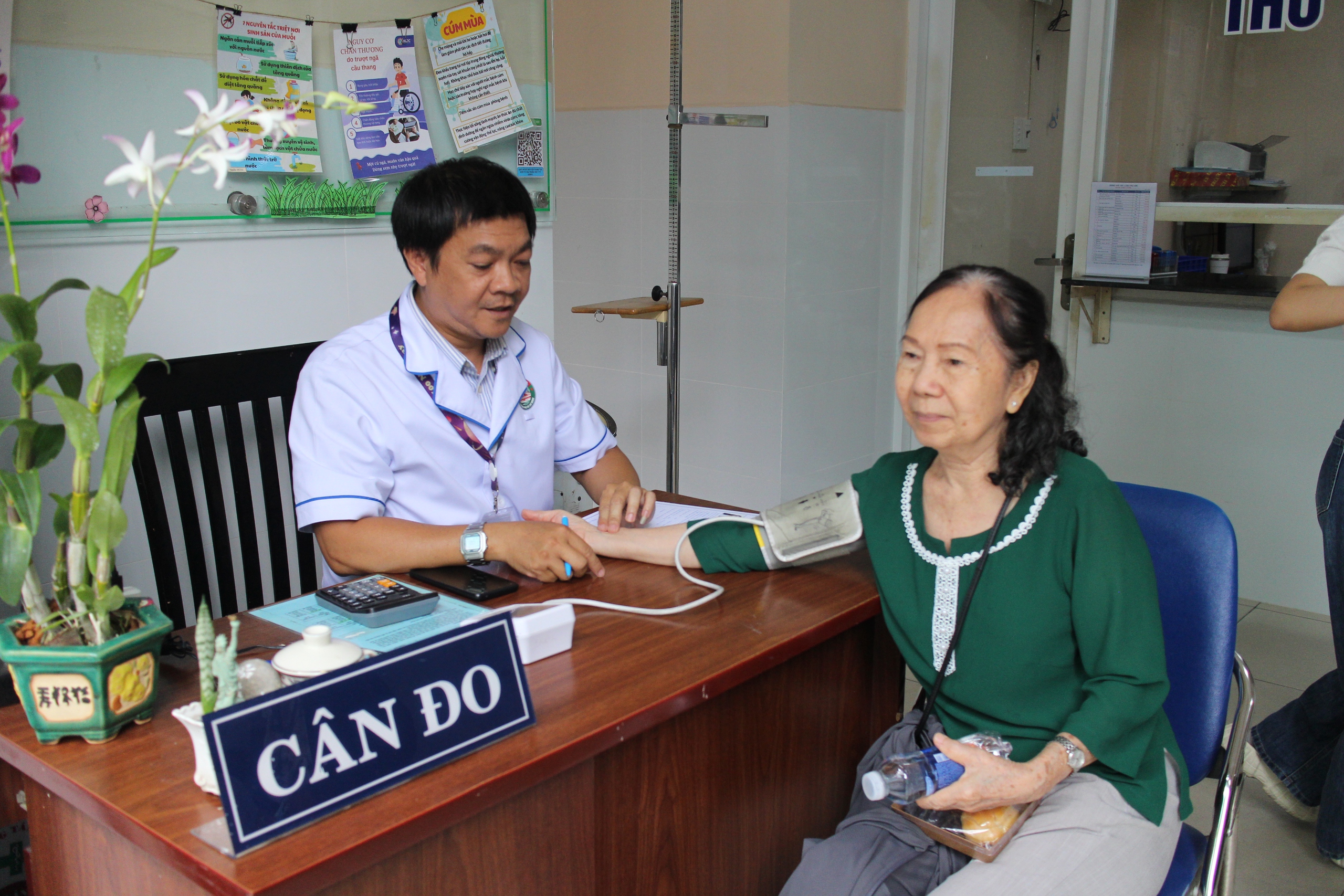 TP HCM: Thí điểm khám, chữa bệnh BHYT tại nhà - Ảnh 2.