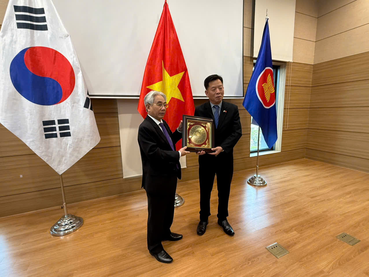 Trường Đại học Cửu Long thăm v&agrave; l&agrave;m việc với Đại sứ qu&aacute;n Việt Nam tại H&agrave;n Quốc - Ảnh 2.