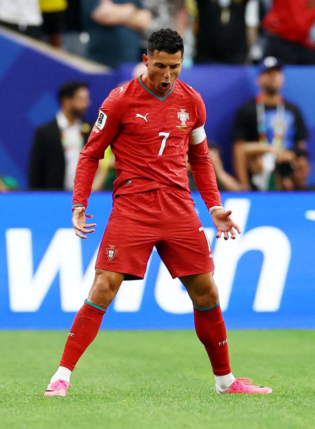 Ronaldo ngắt lời phóng viên khi bị hỏi về Messi - Ảnh 3.