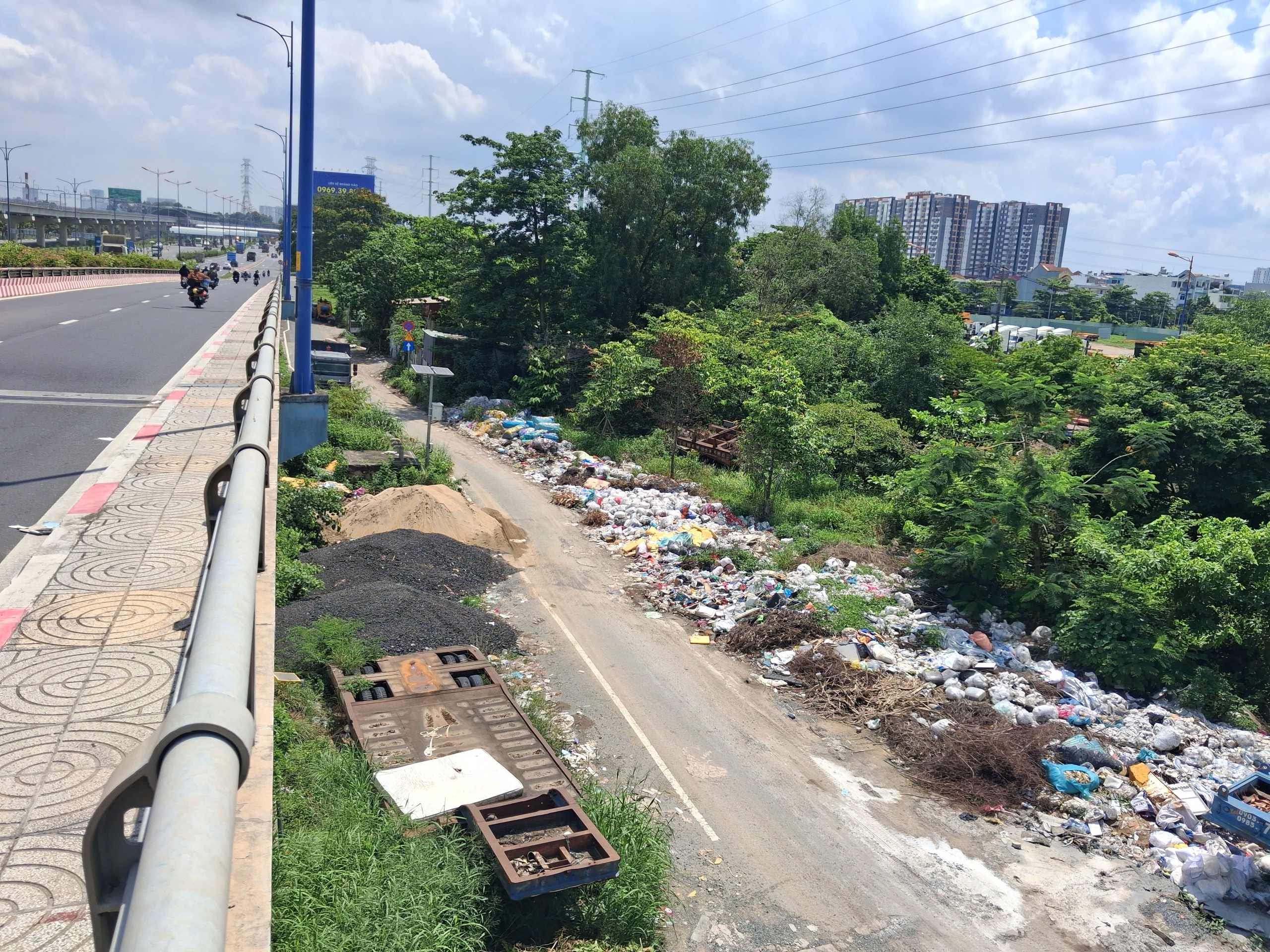 "Điểm đen" bên hông cầu Rạch Chiếc - Ảnh 1.