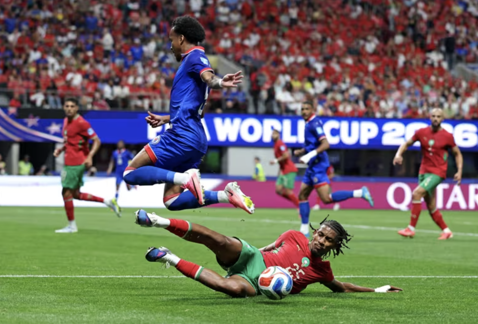 Morocco ngược d&ograve;ng đ&aacute;nh bại Haiti trong trận cầu 6 b&agrave;n thắng - Ảnh 4.