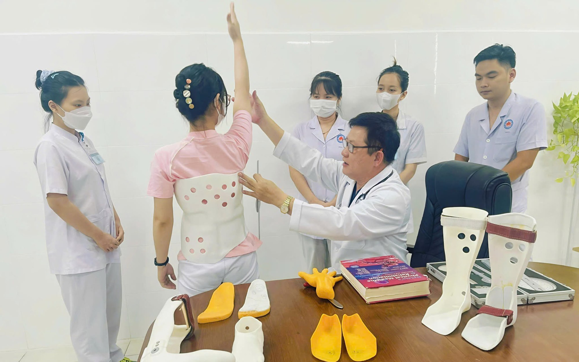 Trẻ vẹo cột sống vì điện thoại, máy tính bảng