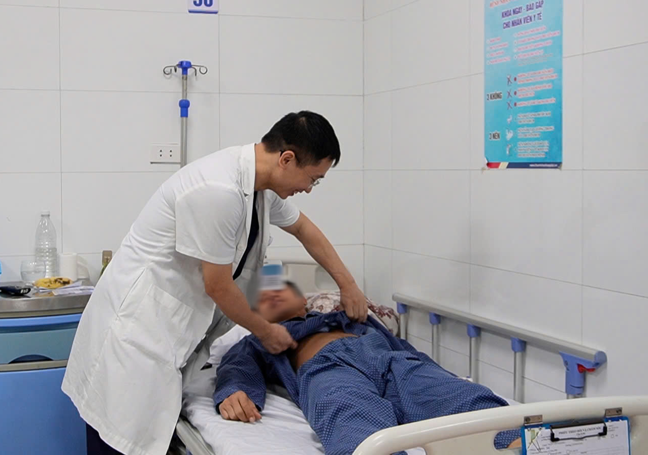 Tưởng chỉ đau sau tập gập bụng, người đ&agrave;n &ocirc;ng su&yacute;t hoại tử ruột - Ảnh 1.